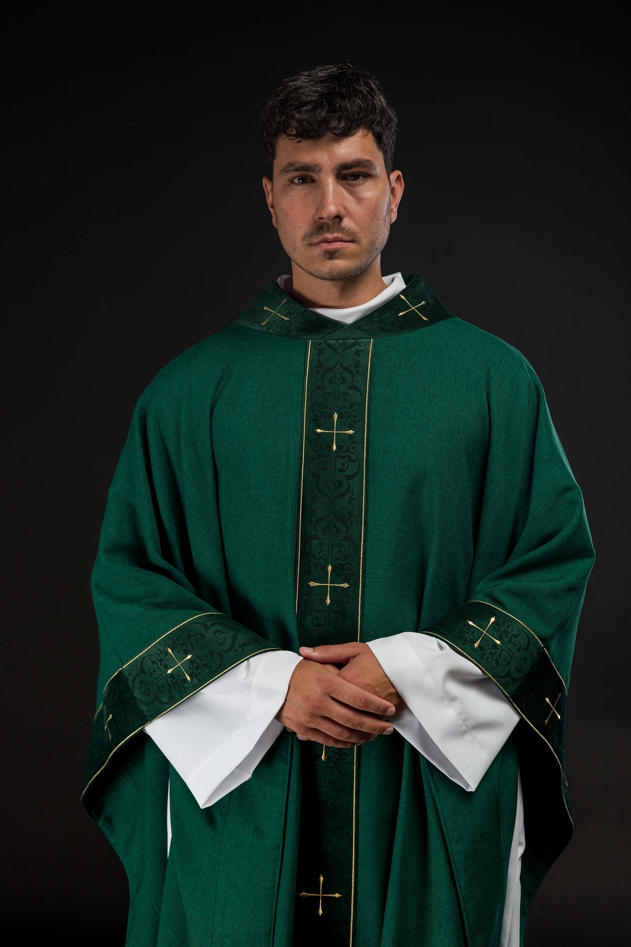Casulla en color verde con banda y cuello bordados de cruces LE/7073/01 - CASULLAS.ES
