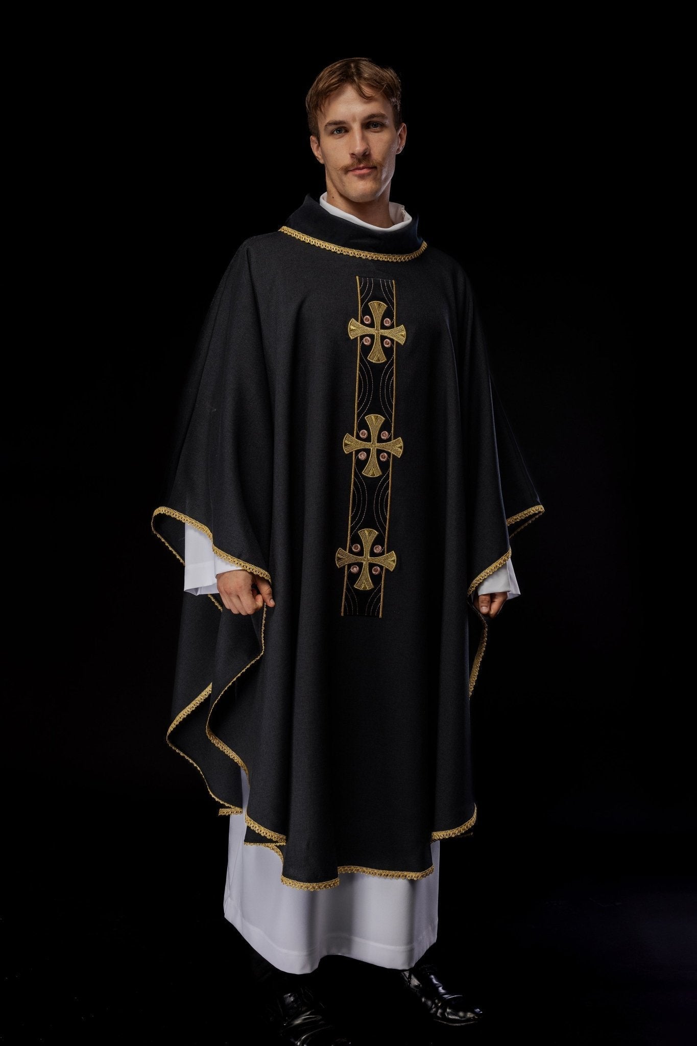 Casulla en cruces de oro bordadas y ribete del cuello en negro S - 7068 - 07 - 70 - CASULLAS.ES