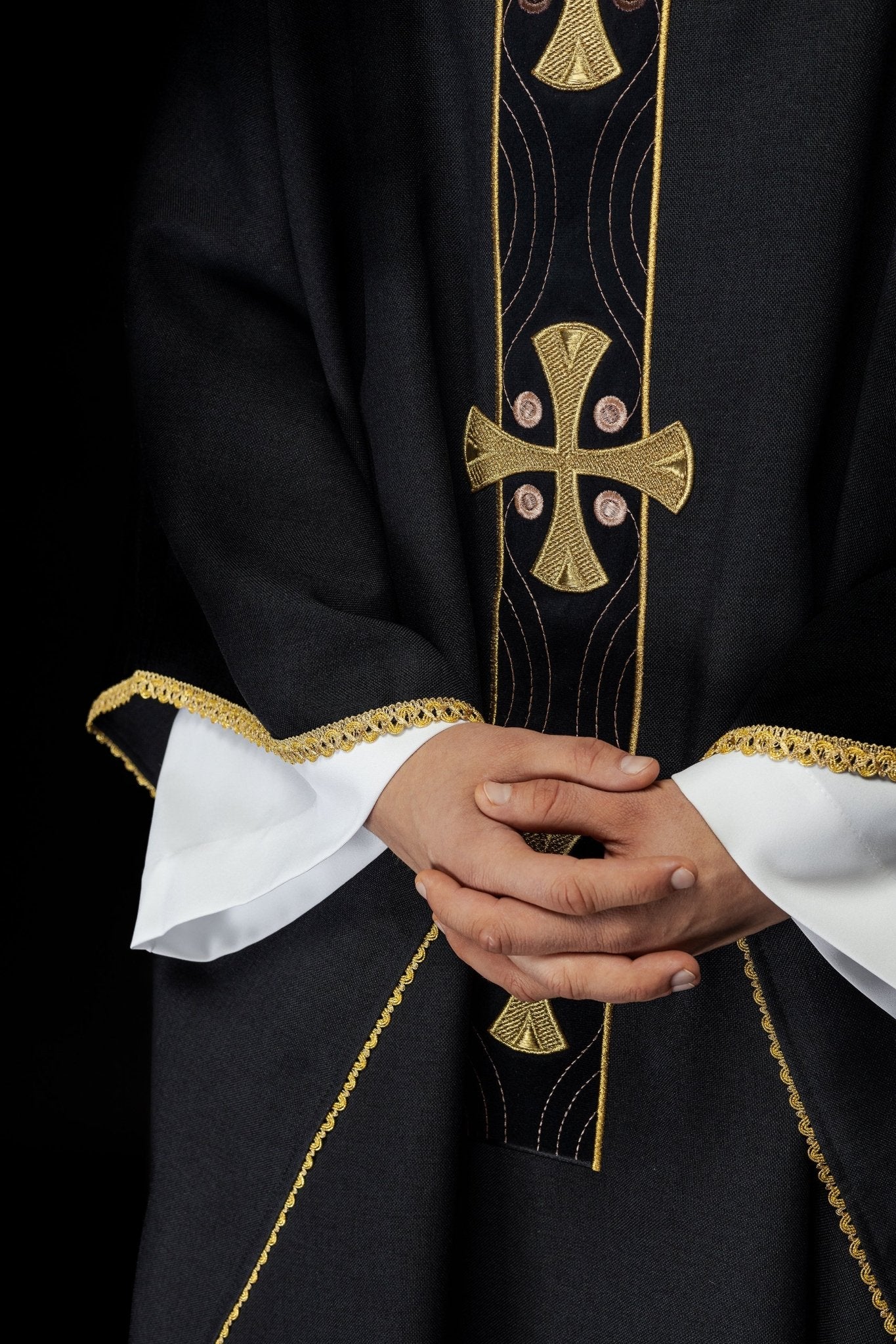 Casulla en cruces de oro bordadas y ribete del cuello en negro S - 7068 - 07 - 70 - CASULLAS.ES