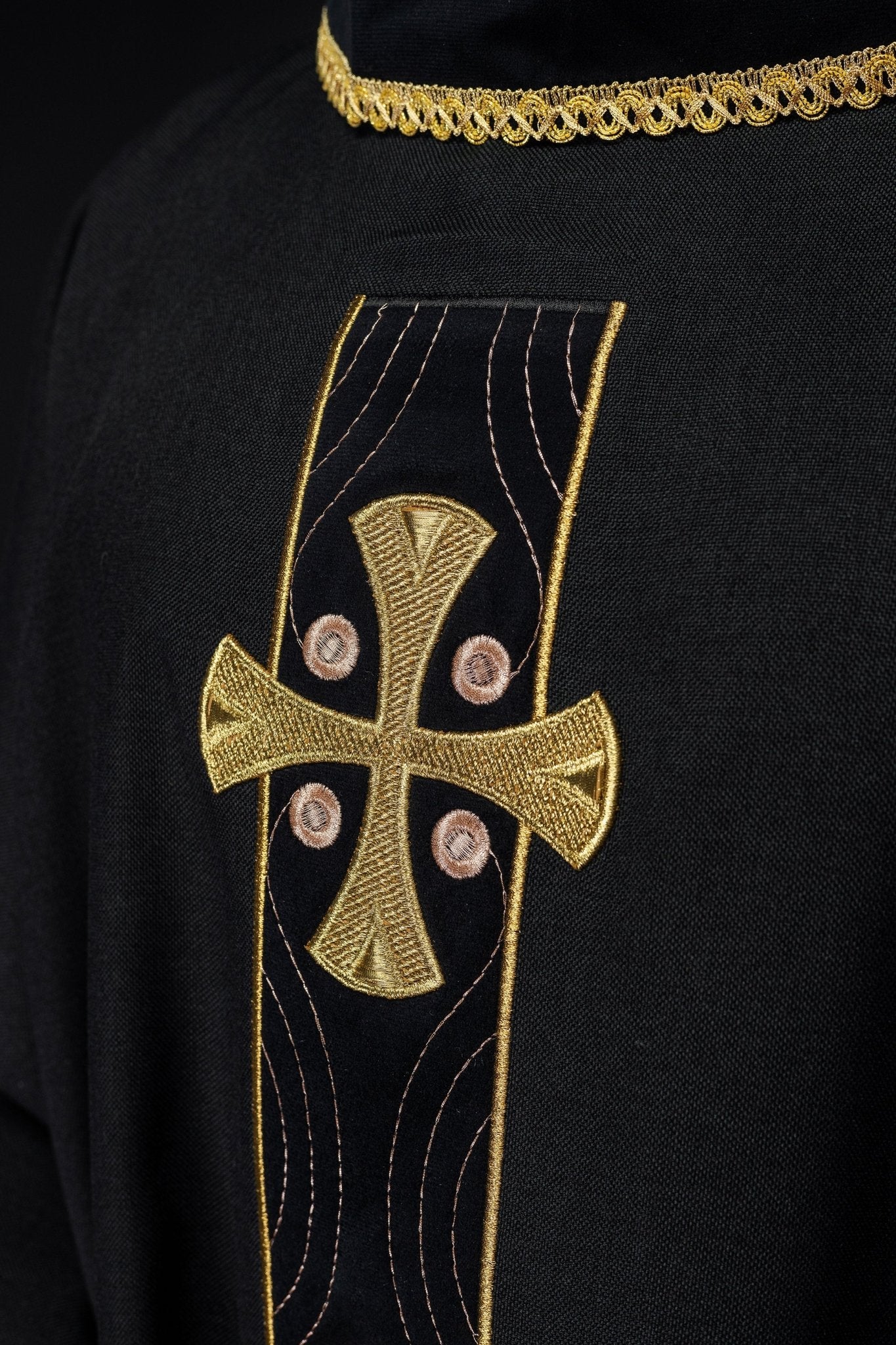 Casulla en cruces de oro bordadas y ribete del cuello en negro S - 7068 - 07 - 70 - CASULLAS.ES
