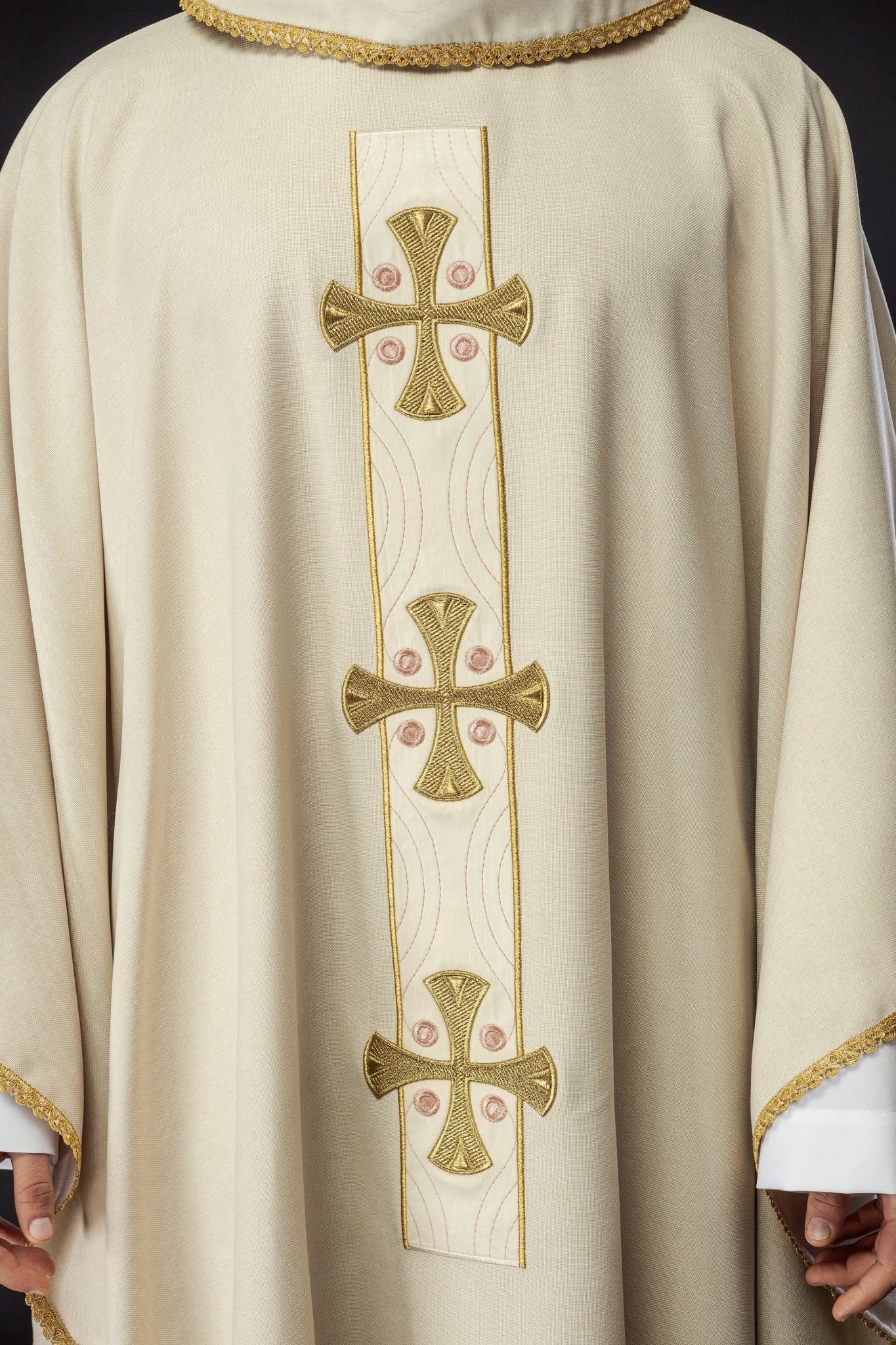 Casulla en cruces de oro bordadas y ribetes del cuello en crudo S - 7068 - 05 - 70 - CASULLAS.ES