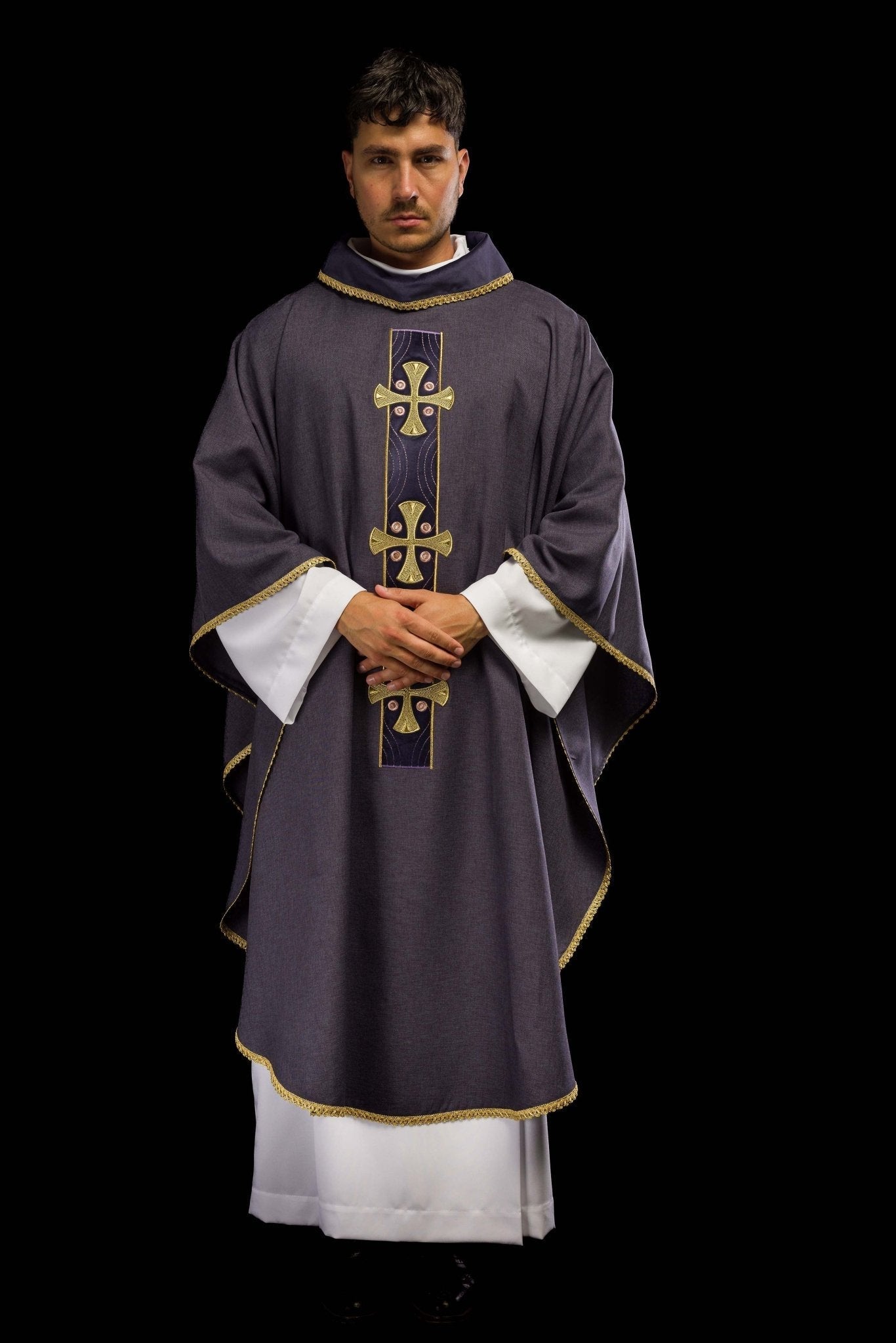 Casulla en cruces de oro bordadas y ribetes en el cuello en morado S - 7068 - 03 - 70 - CASULLAS.ES