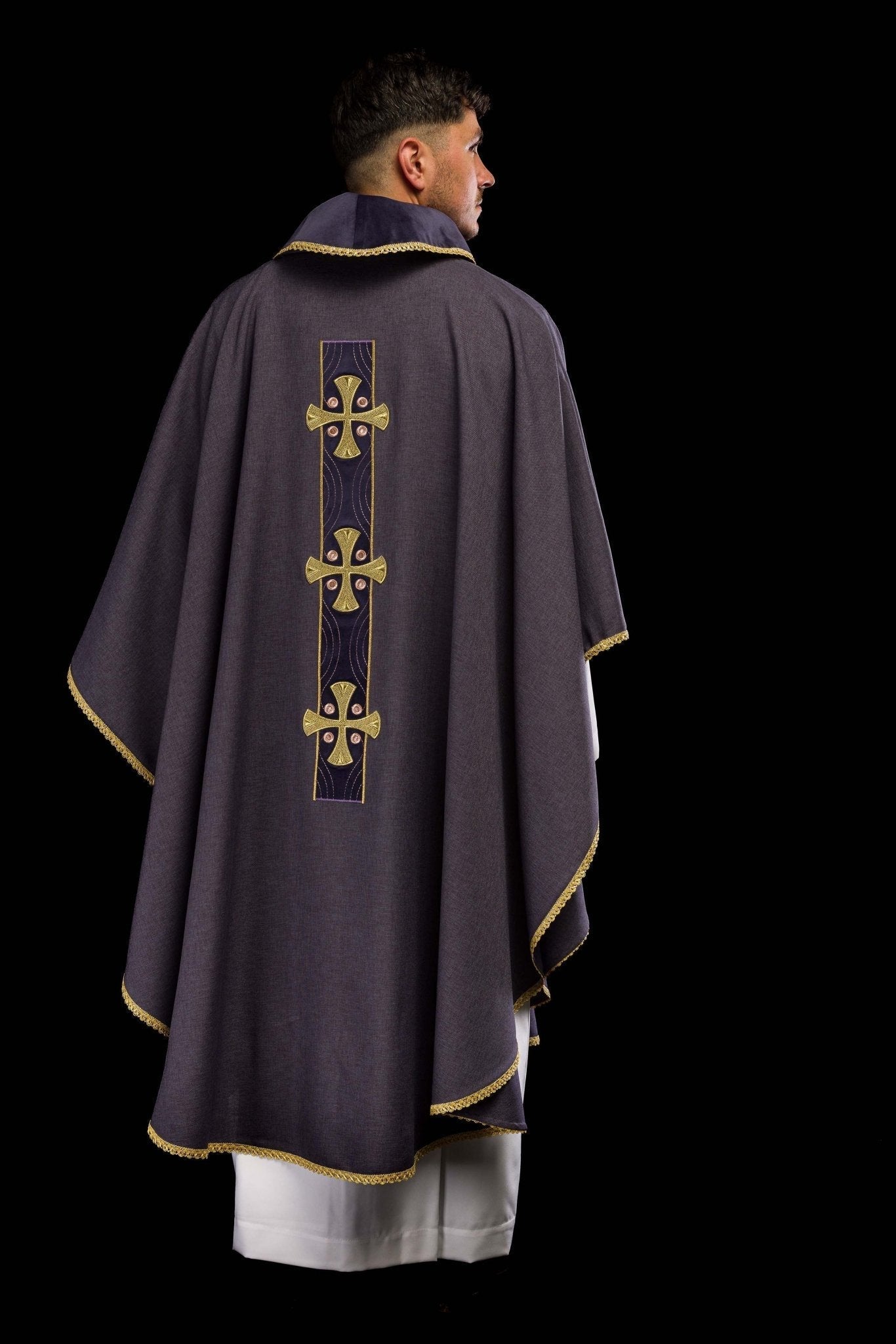Casulla en cruces de oro bordadas y ribetes en el cuello en morado S - 7068 - 03 - 70 - CASULLAS.ES