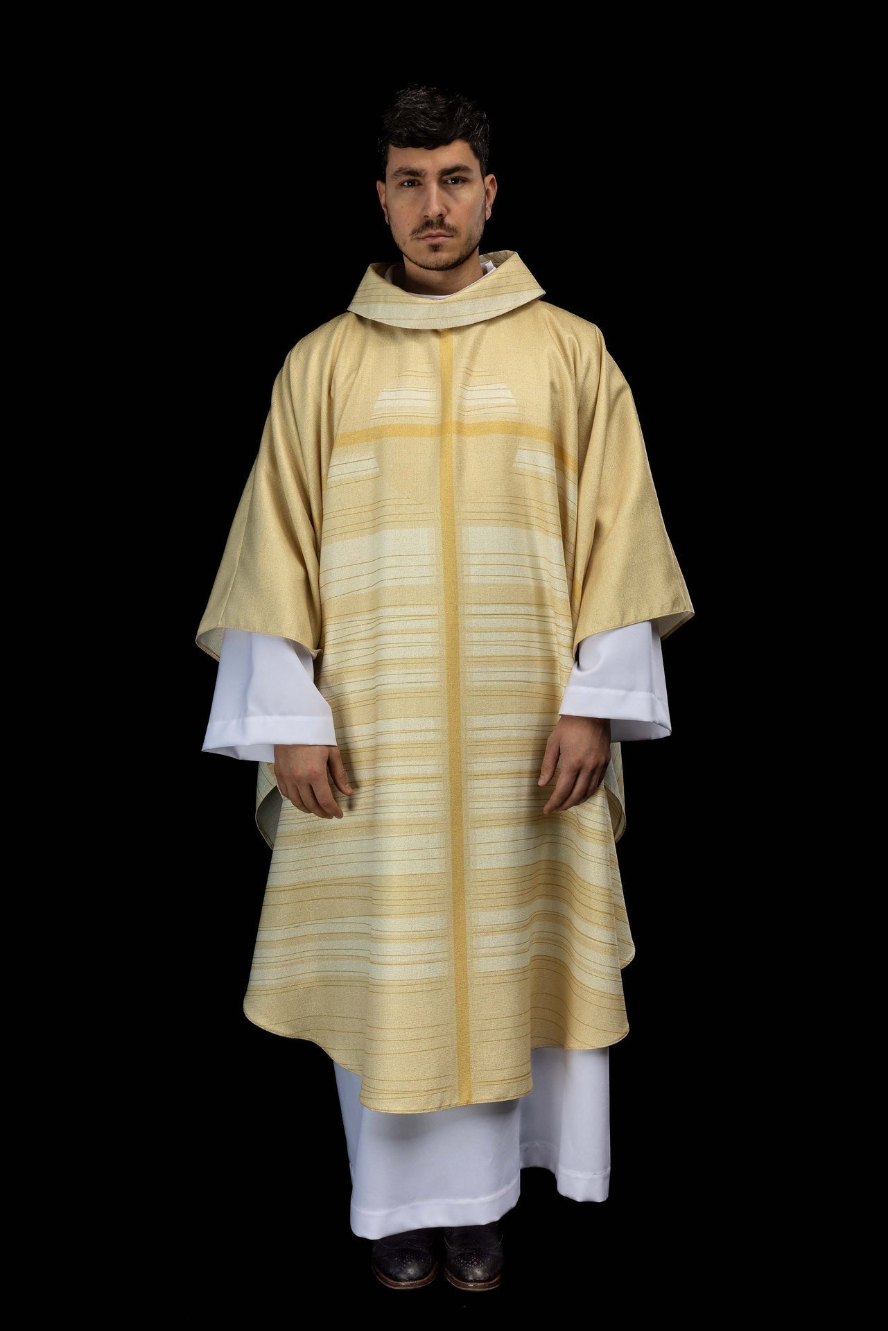 Casulla estampada color ecru con motivo de cruz KOD/7010/05/40 - CASULLAS.ES