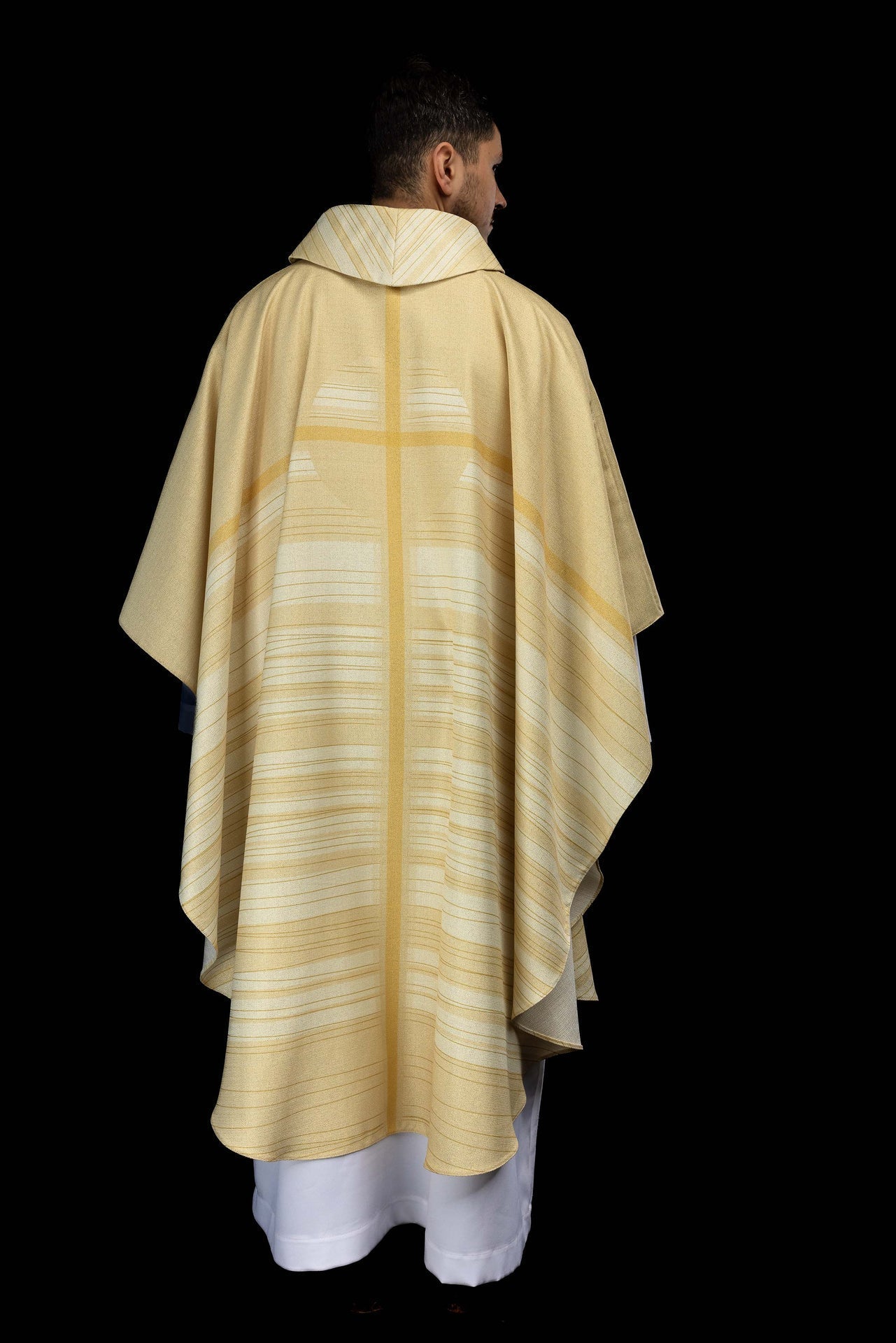 Casulla estampada color ecru con motivo de cruz KOD/7010/05/40 - CASULLAS.ES