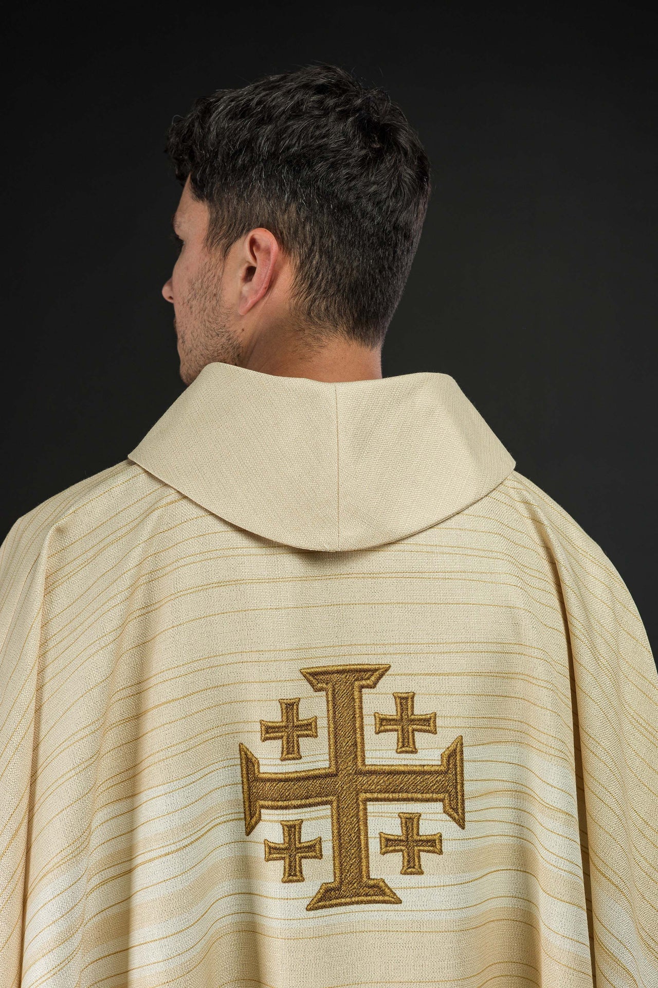Casulla estampada con la Cruz de Jerusalén – color ecru KOD/7001/05/40 - CASULLAS.ES