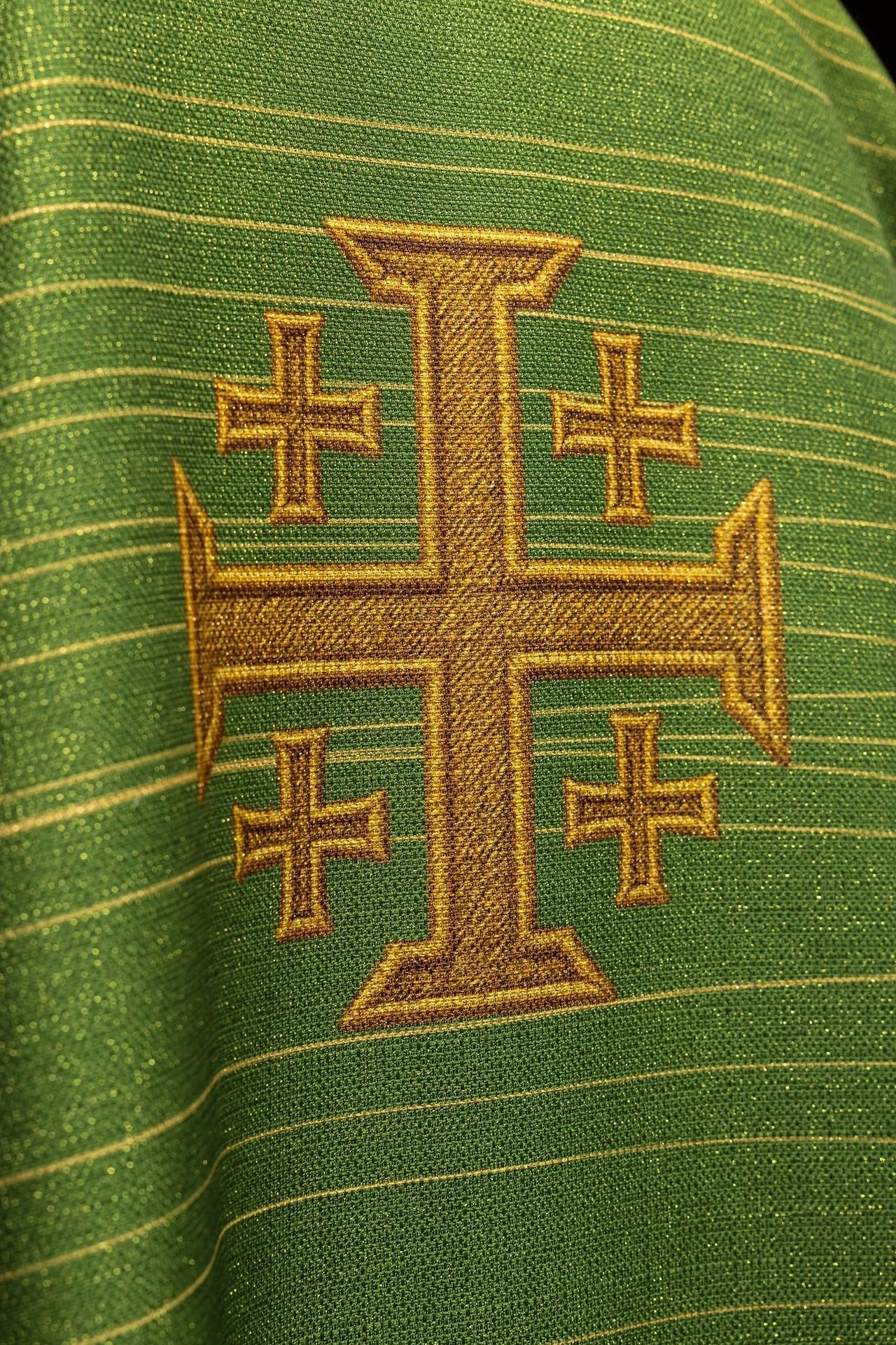 Casulla estampada con la Cruz de Jerusalén en color verde KOD/7001/01/40 - CASULLAS.ES
