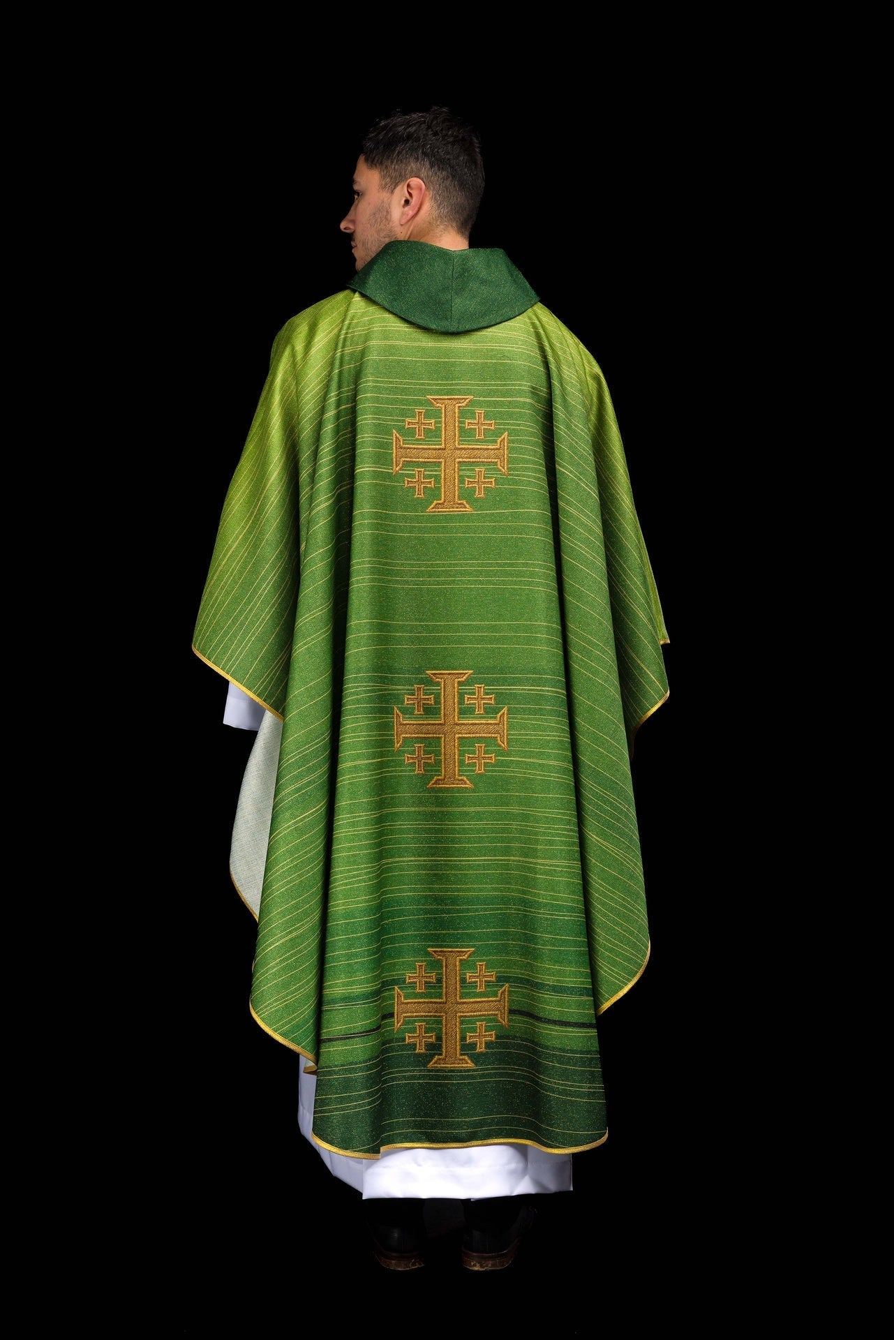 Casulla estampada con la Cruz de Jerusalén en color verde KOD/7001/01/40 - CASULLAS.ES