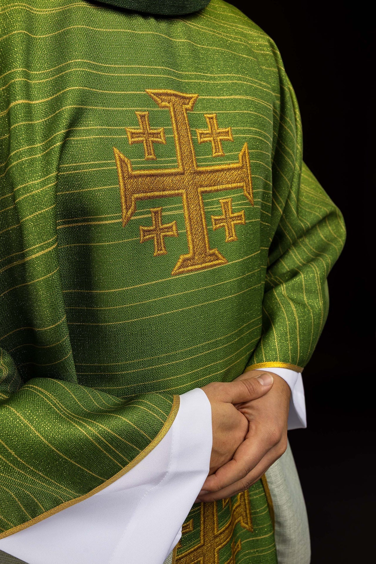 Casulla estampada con la Cruz de Jerusalén en color verde KOD/7001/01/40 - CASULLAS.ES