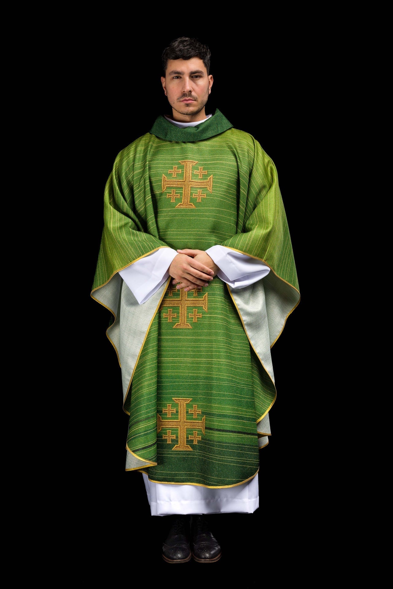 Casulla estampada con la Cruz de Jerusalén en color verde KOD/7001/01/40 - CASULLAS.ES