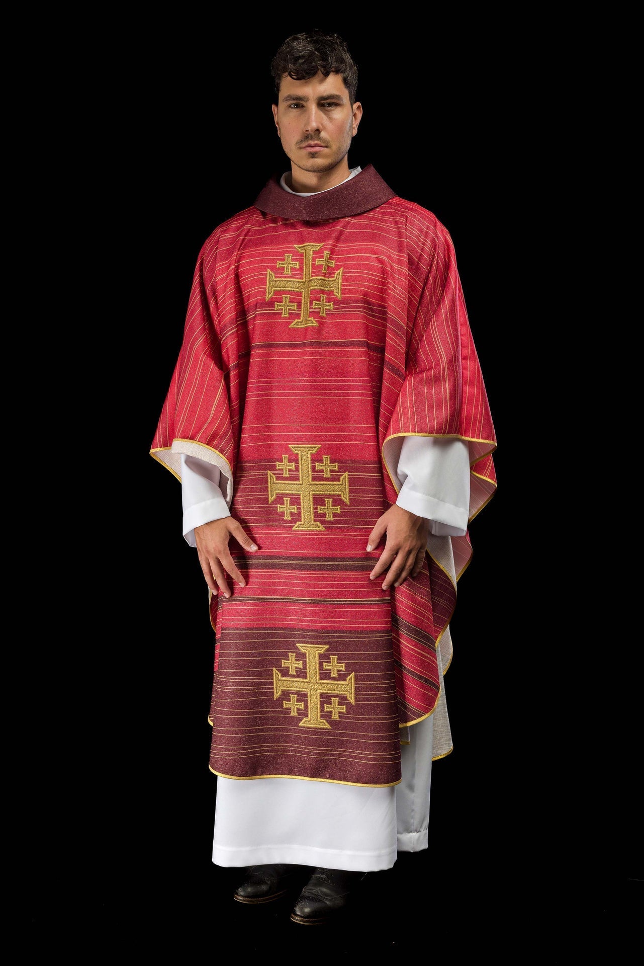 Casulla estampada con la Cruz de Jerusalén – roja KOD/7001/02/40 - CASULLAS.ES