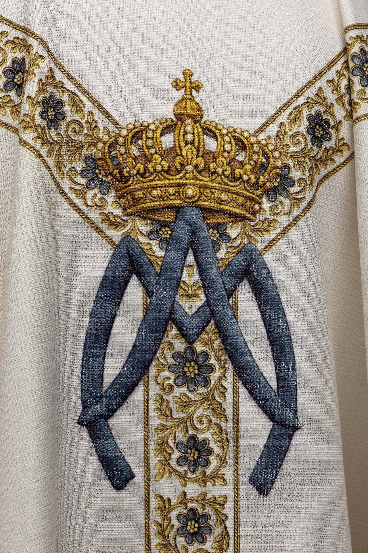 Casulla estampada con la imagen de Nuestra Señora de Lourdes KOD/7003/05/40 - CASULLAS.ES