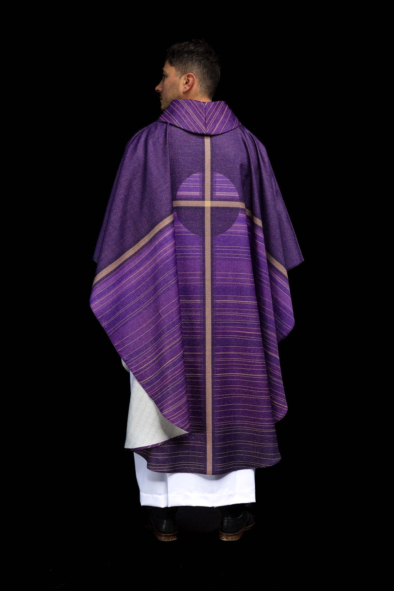 Casulla estampada morada con motivo de cruz KOD/7010/03/40 - CASULLAS.ES