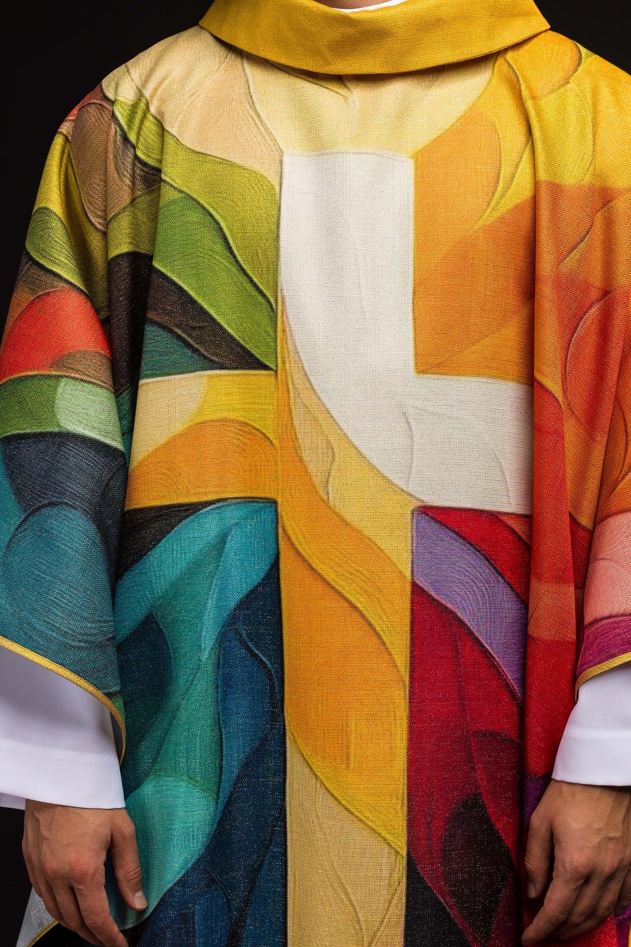 Casulla estampada multicolor con motivo de cruz KOD/7005/99/40 - CASULLAS.ES