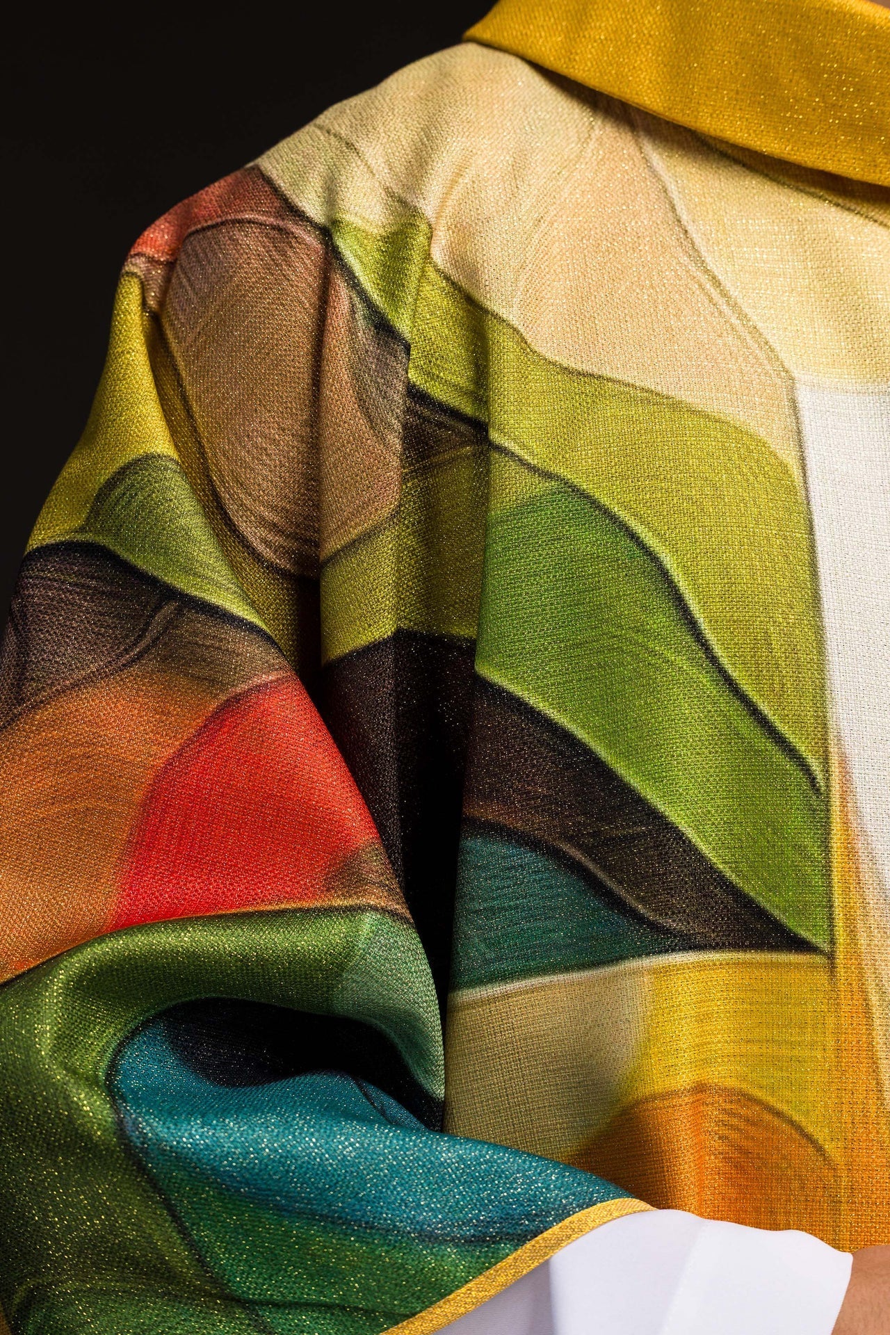 Casulla estampada multicolor con motivo de cruz KOD/7005/99/40 - CASULLAS.ES