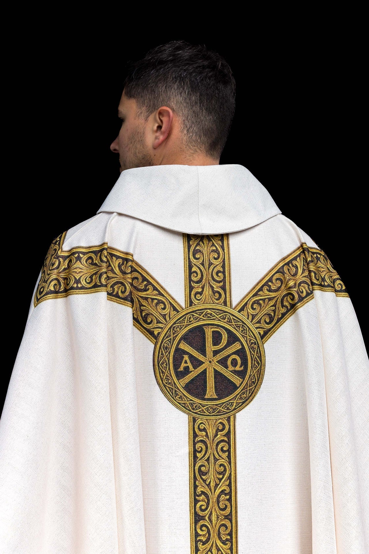 Casulla estampada Pax Ecru con rica decoración dorada KOD/7009/05/40 - CASULLAS.ES