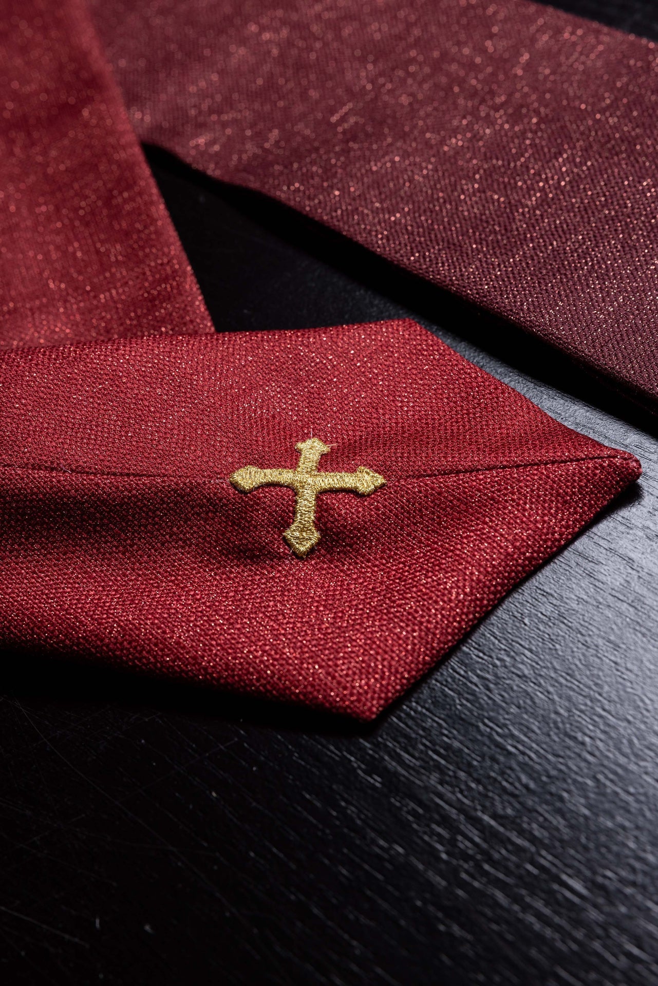 Casulla estampada “Pax” roja con rica ornamentación dorada KOD/7009/02/40 - CASULLAS.ES