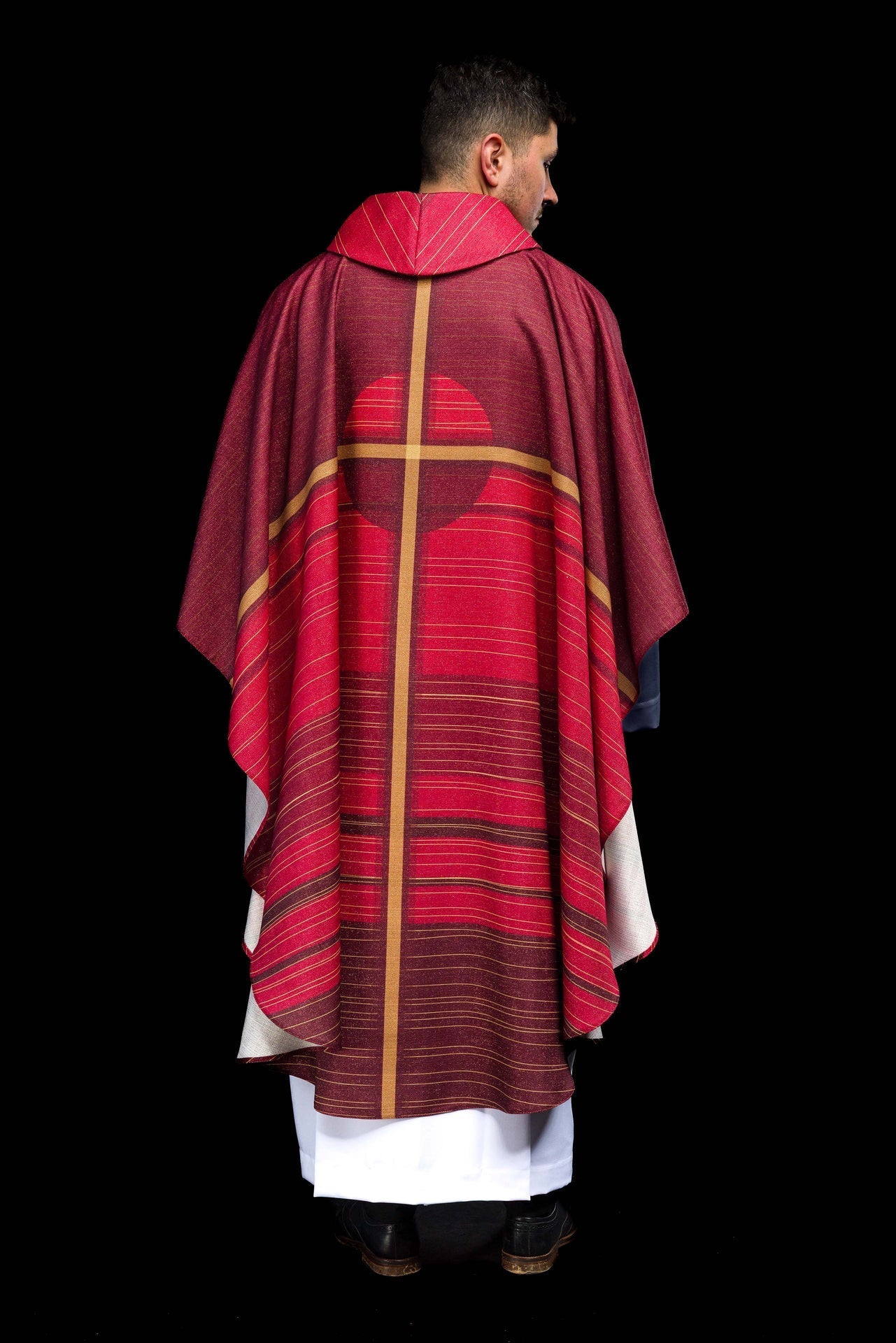 Casulla estampada roja con motivo de cruz KOD/7010/02/40 - CASULLAS.ES