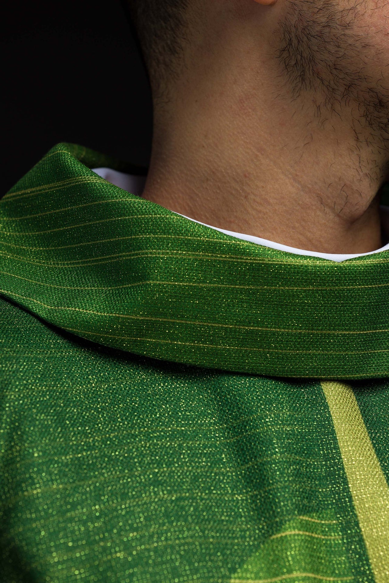 Casulla estampada verde con motivo de cruz KOD/7010/01/40 - CASULLAS.ES