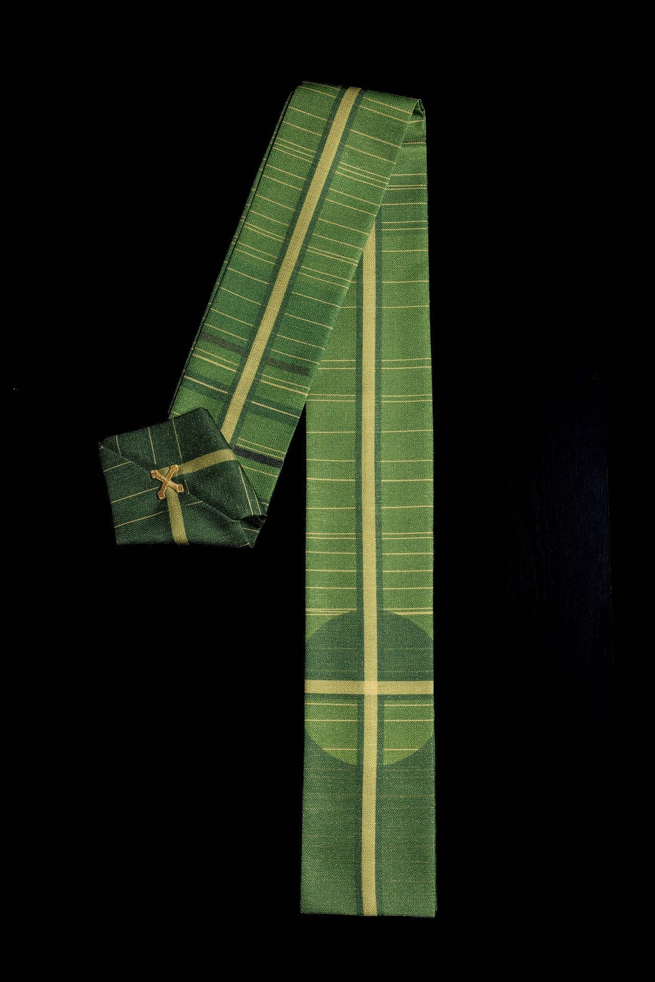 Casulla estampada verde con motivo de cruz KOD/7010/01/40 - CASULLAS.ES