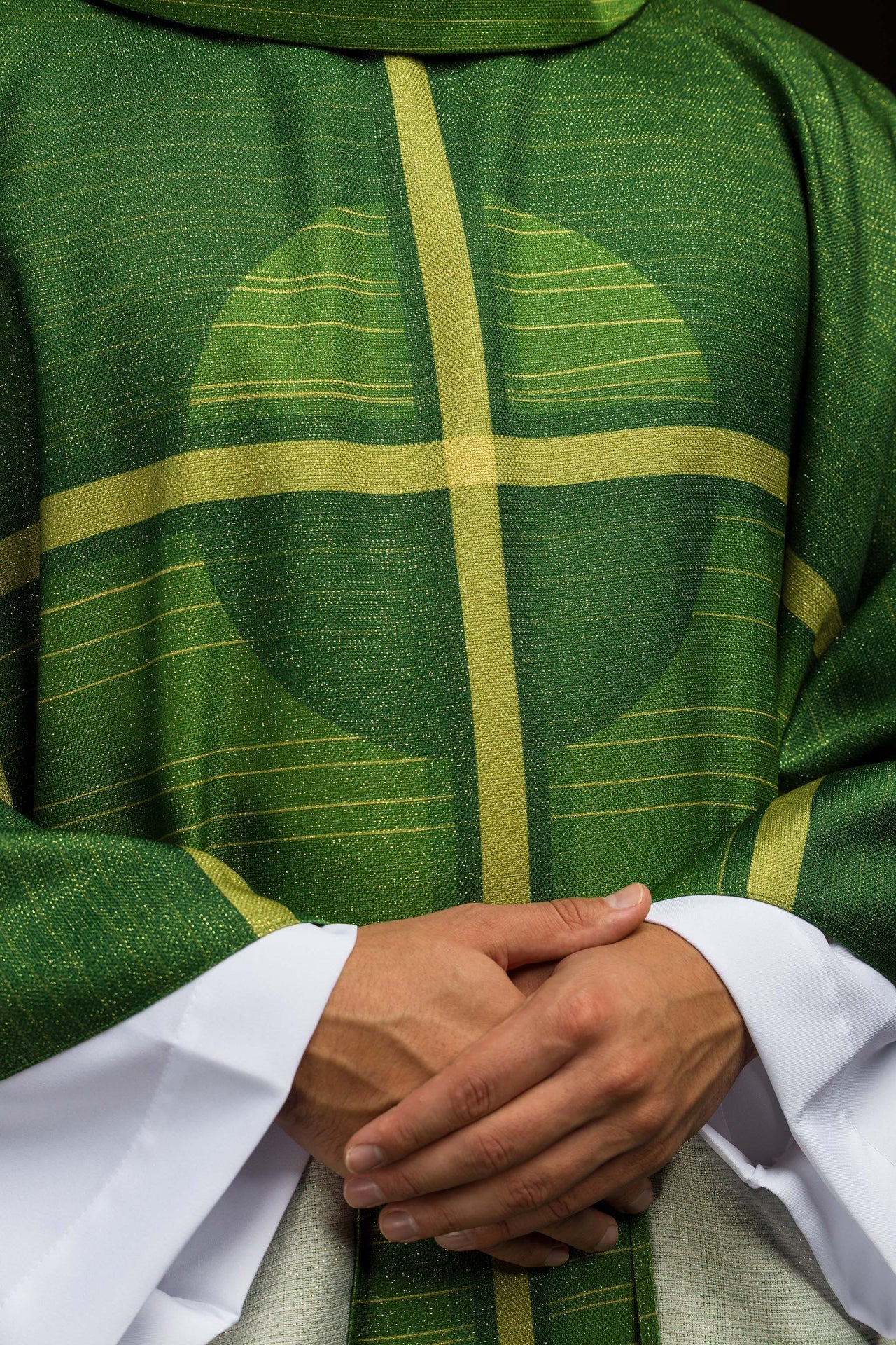 Casulla estampada verde con motivo de cruz KOD/7010/01/40 - CASULLAS.ES