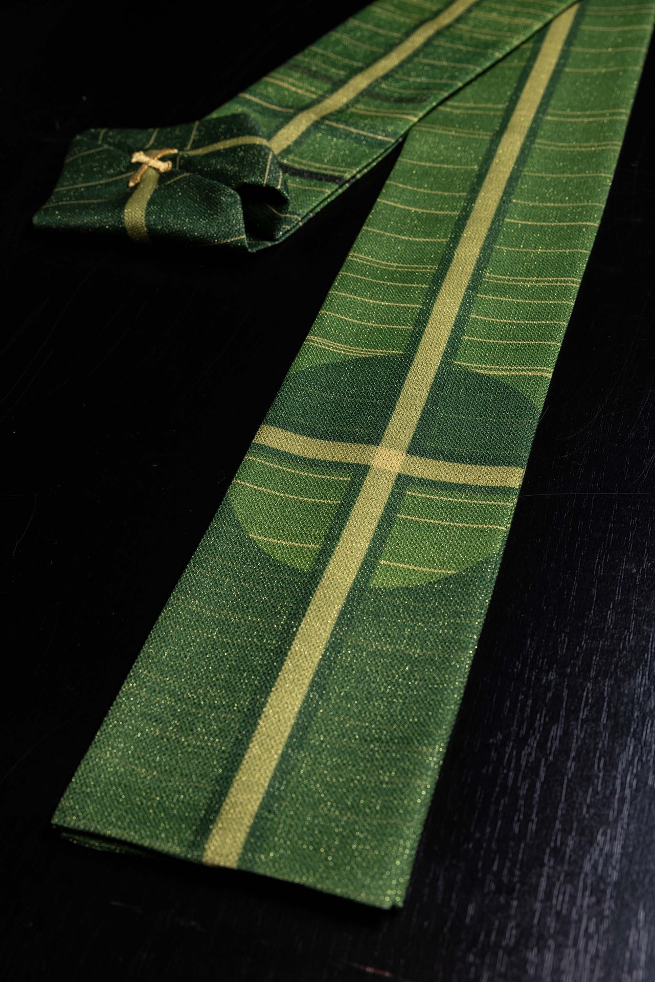 Casulla estampada verde con motivo de cruz KOD/7010/01/40 - CASULLAS.ES
