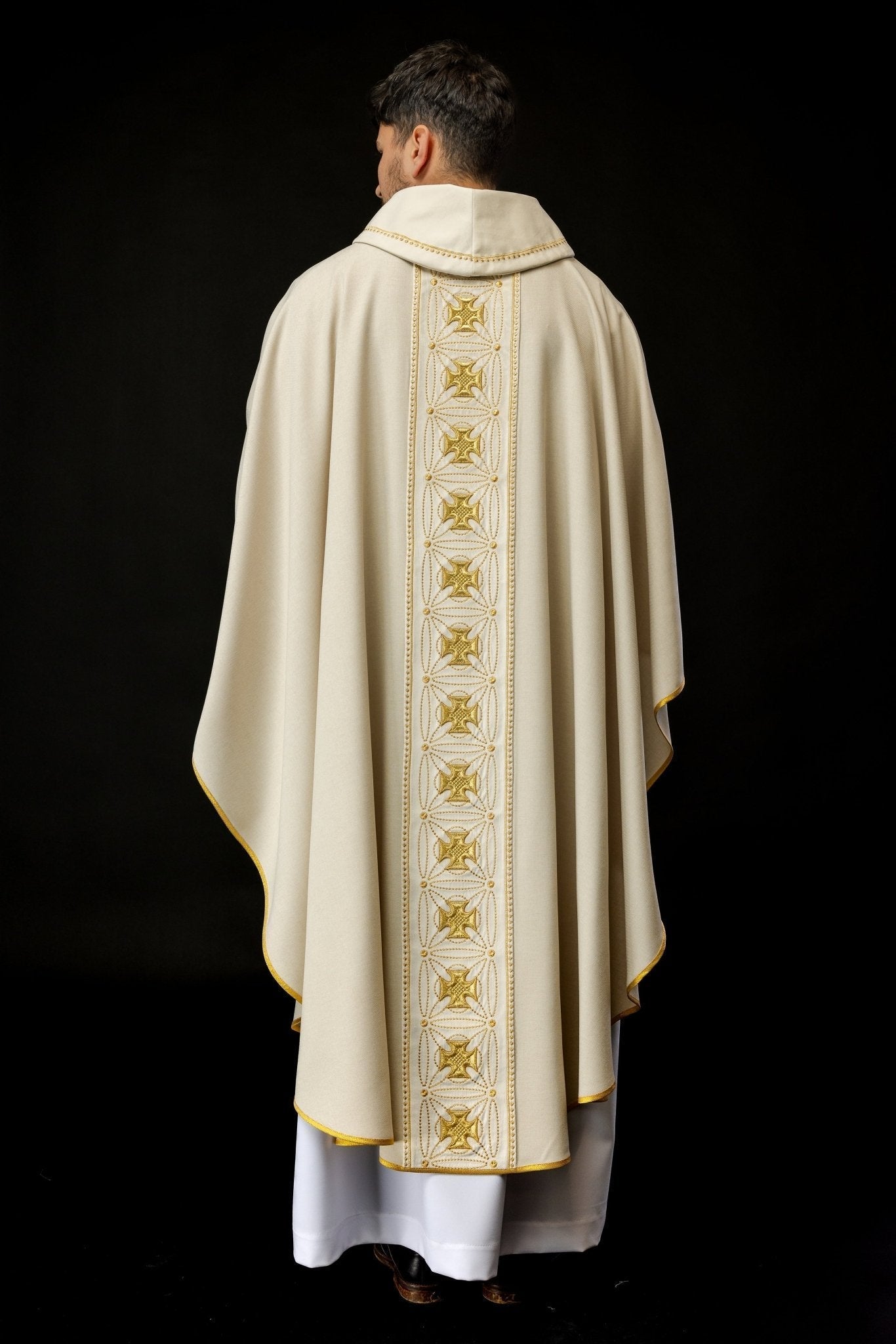 Casulla litúrgica con cinturón ricamente decorado con cruces de color crudo S - 7071 - 05 - 70 - CASULLAS.ES