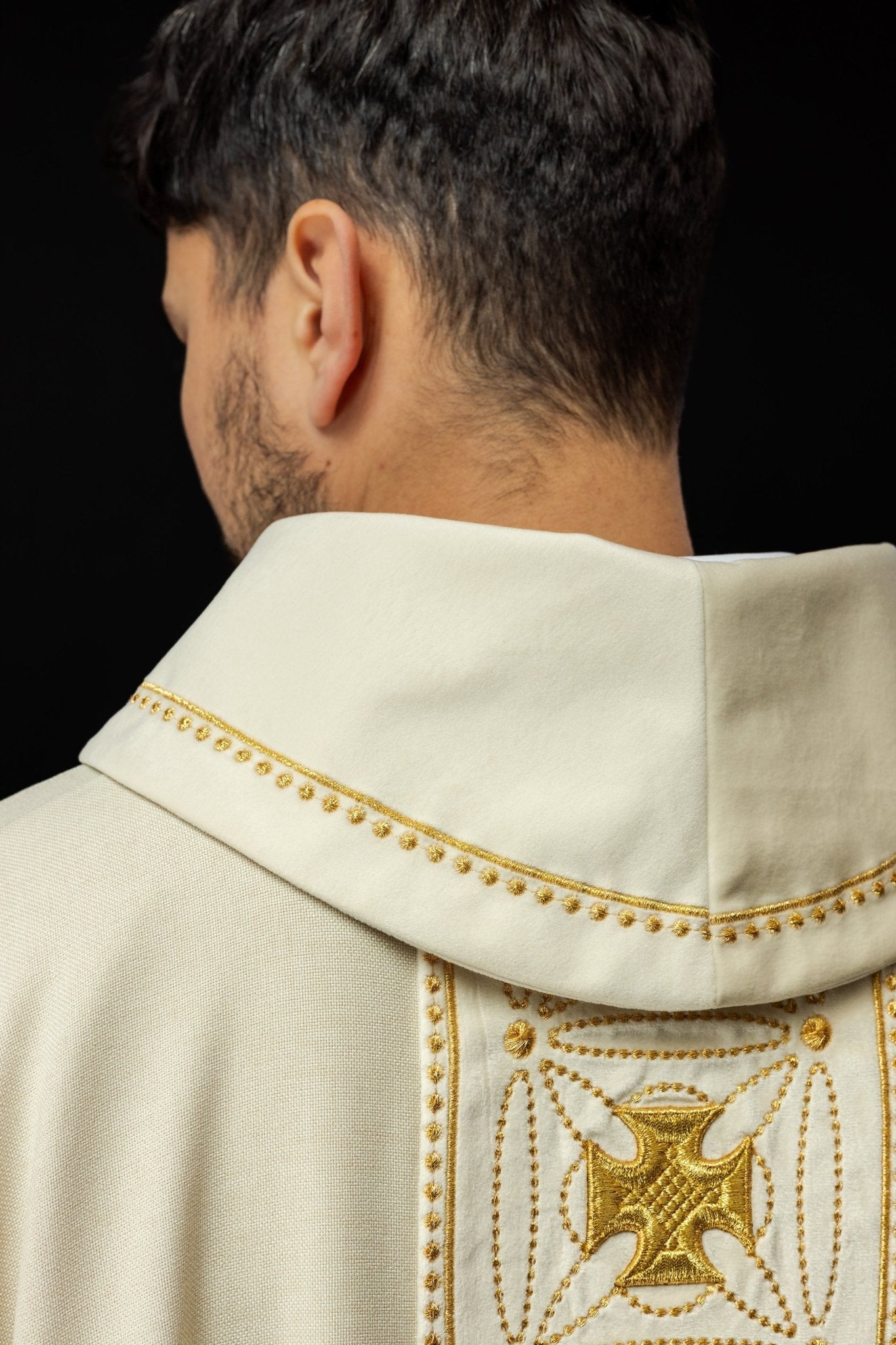 Casulla litúrgica con cinturón ricamente decorado con cruces de color crudo S - 7071 - 05 - 70 - CASULLAS.ES