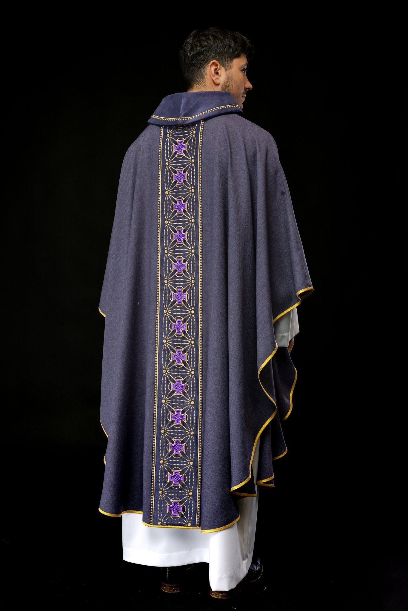 Casulla litúrgica con cinturón ricamente decorado en cruces de color morado S - 7071 - 03 - 70 - CASULLAS.ES