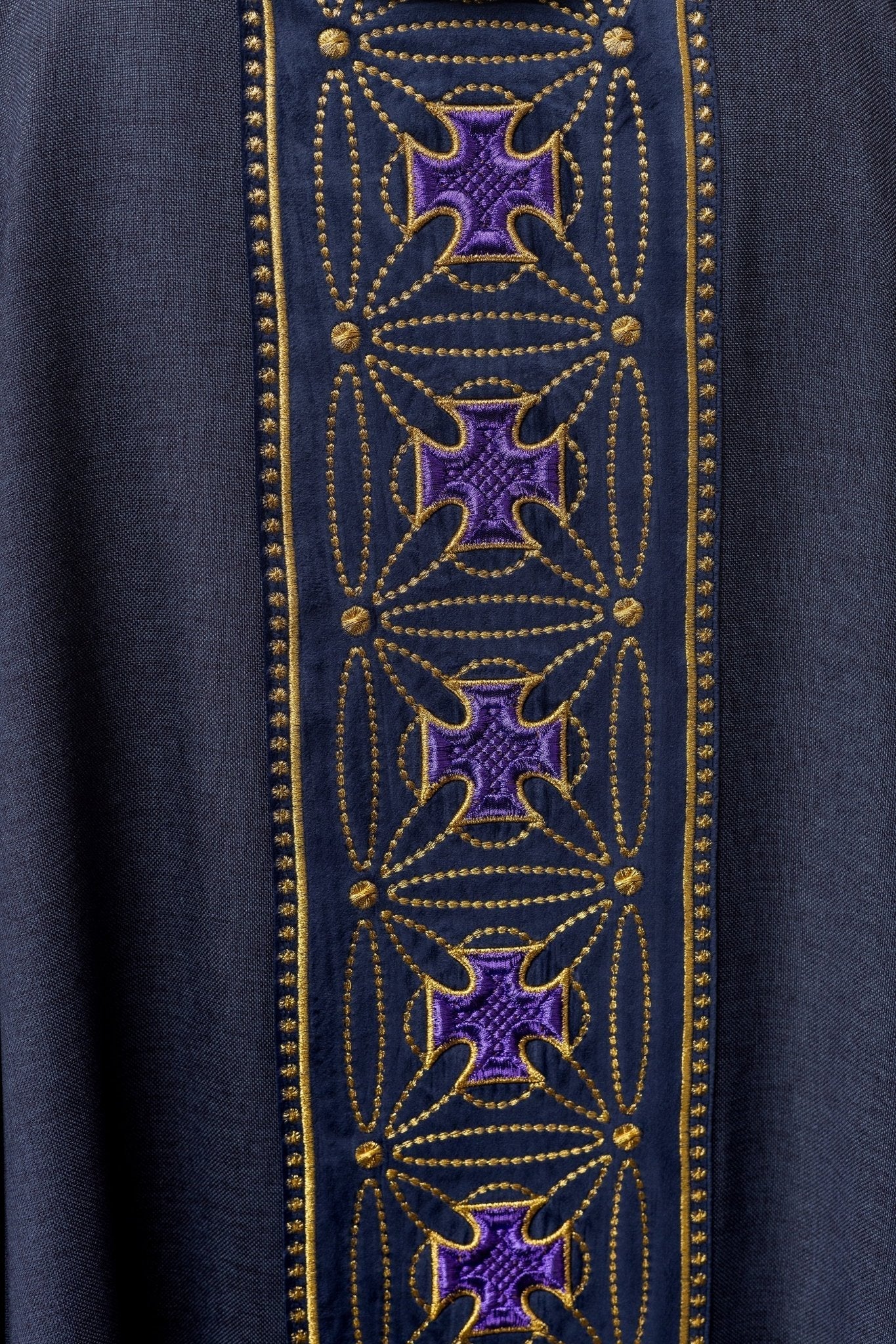 Casulla litúrgica con cinturón ricamente decorado en cruces de color morado S - 7071 - 03 - 70 - CASULLAS.ES