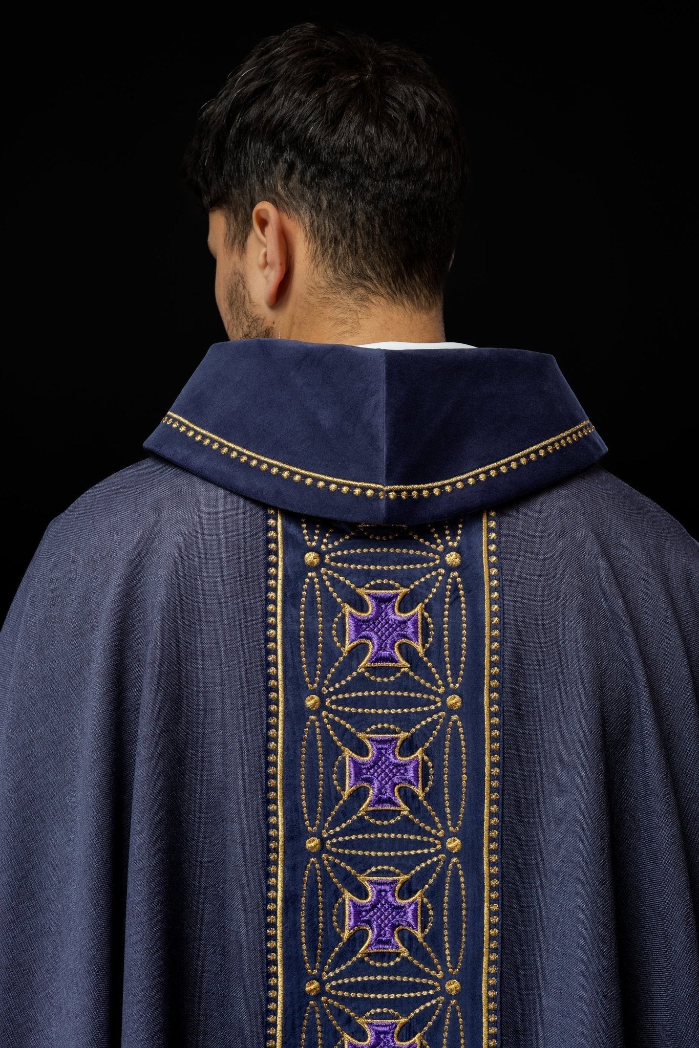 Casulla litúrgica con cinturón ricamente decorado en cruces de color morado S - 7071 - 03 - 70 - CASULLAS.ES