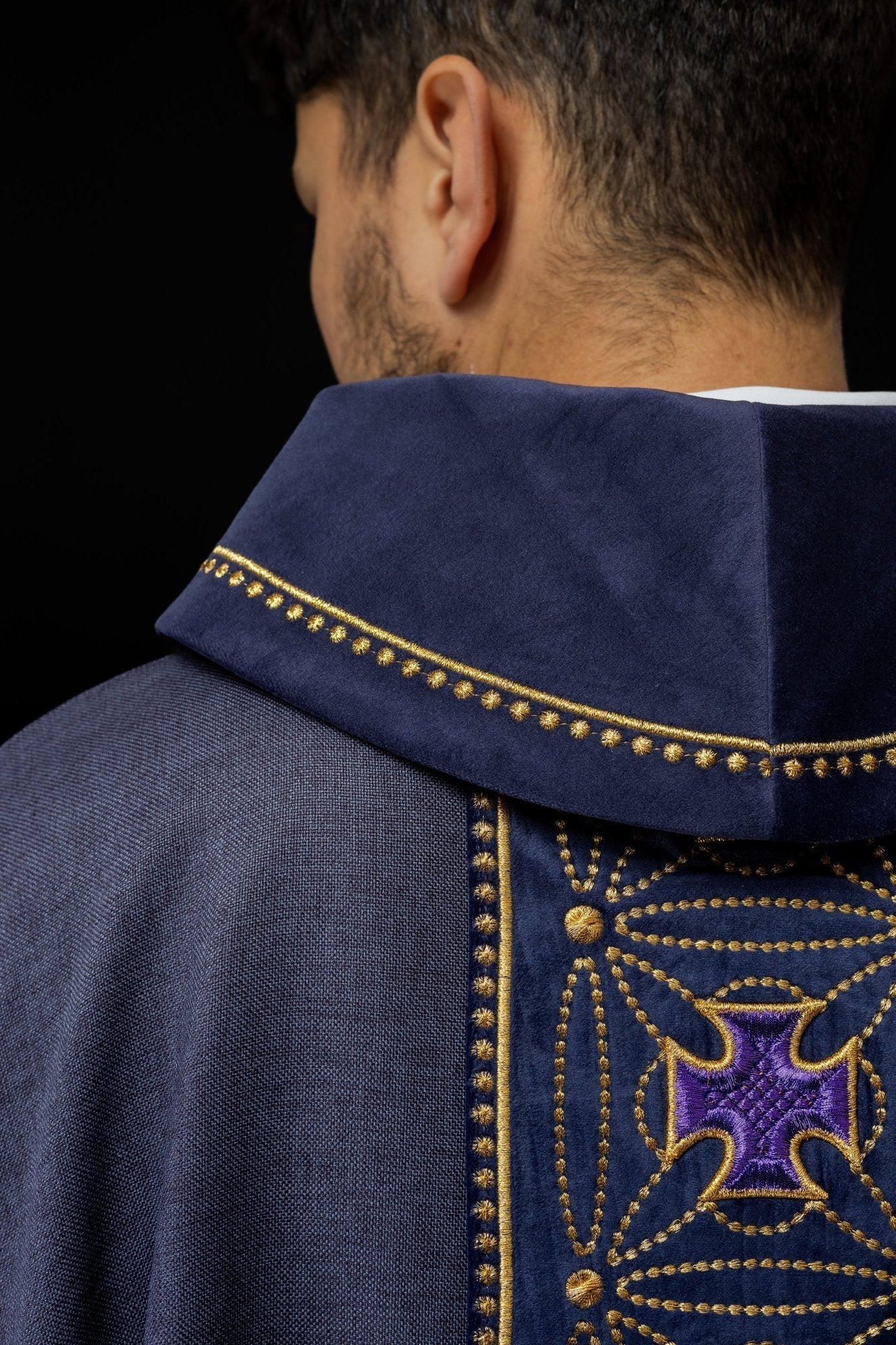 Casulla litúrgica con cinturón ricamente decorado en cruces de color morado S - 7071 - 03 - 70 - CASULLAS.ES