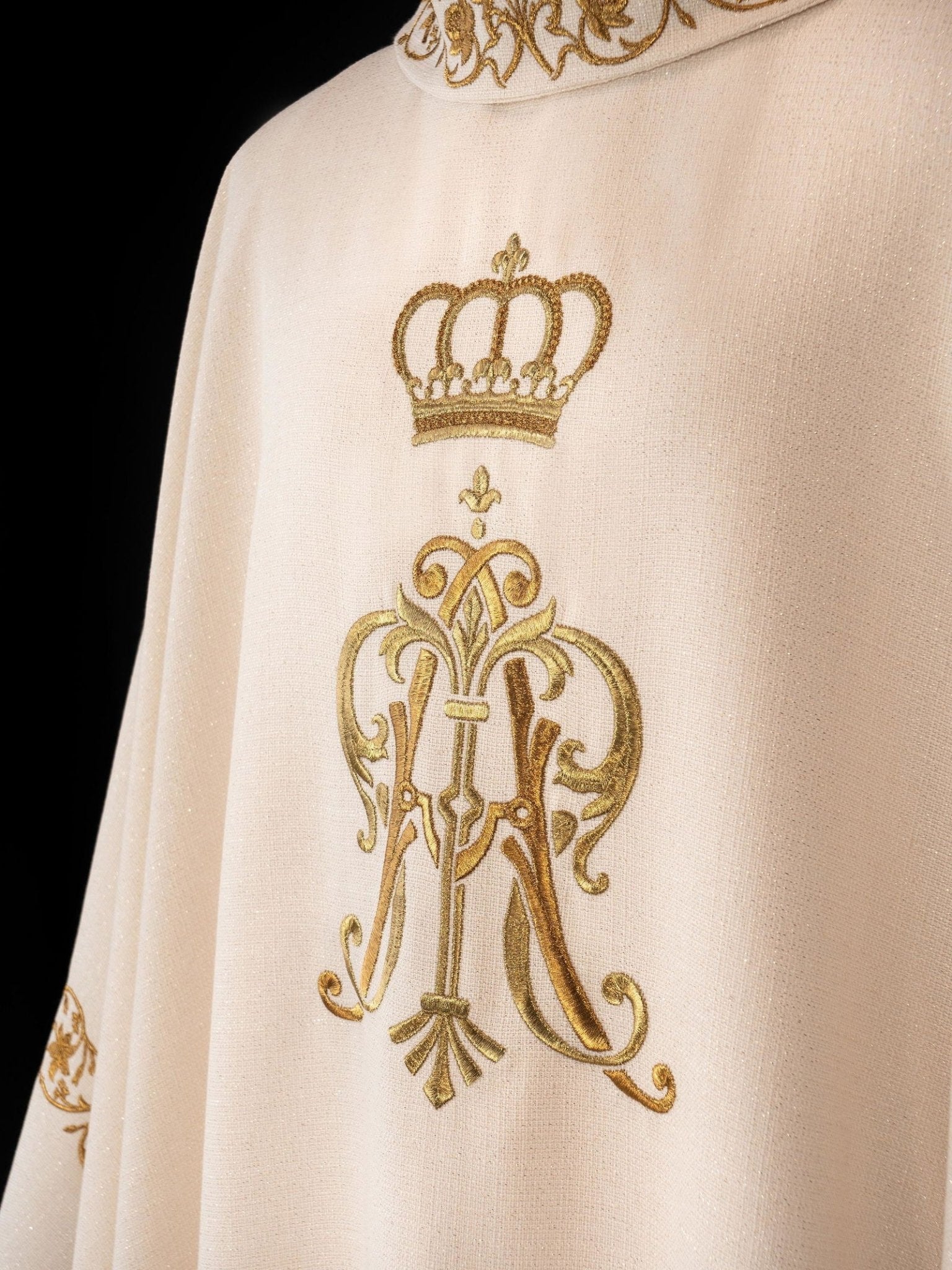 Casulla litúrgica con escudo mariano bordado y corona S - 7064 - 05 - 71 - CASULLAS.ES