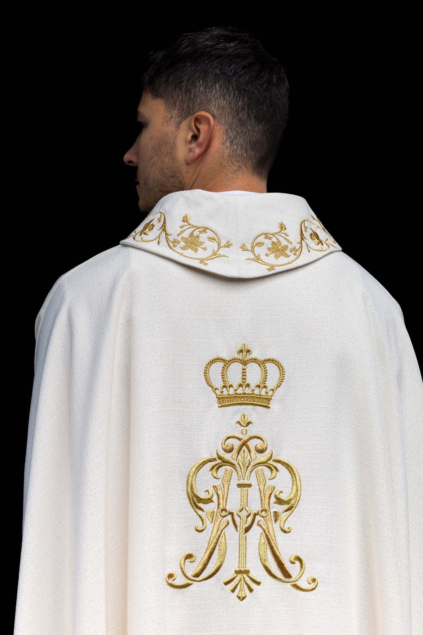 Casulla litúrgica con escudo mariano bordado y corona S-7064-05-71 - CASULLAS.ES