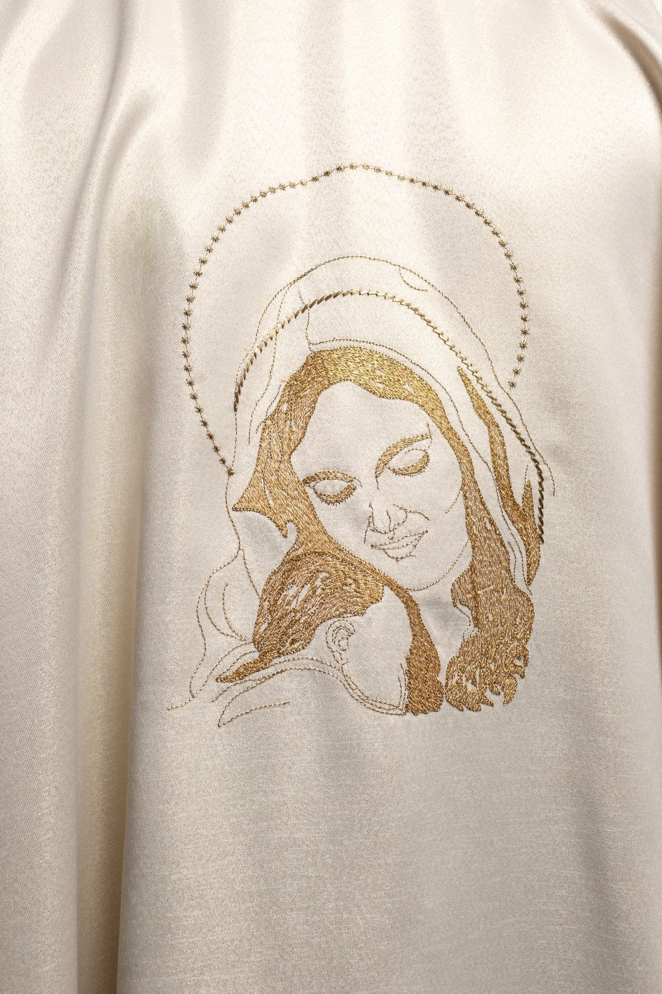 Casulla litúrgica con imagen de la Virgen María abrazando S - 7055 - 05 - 54 - CASULLAS.ES