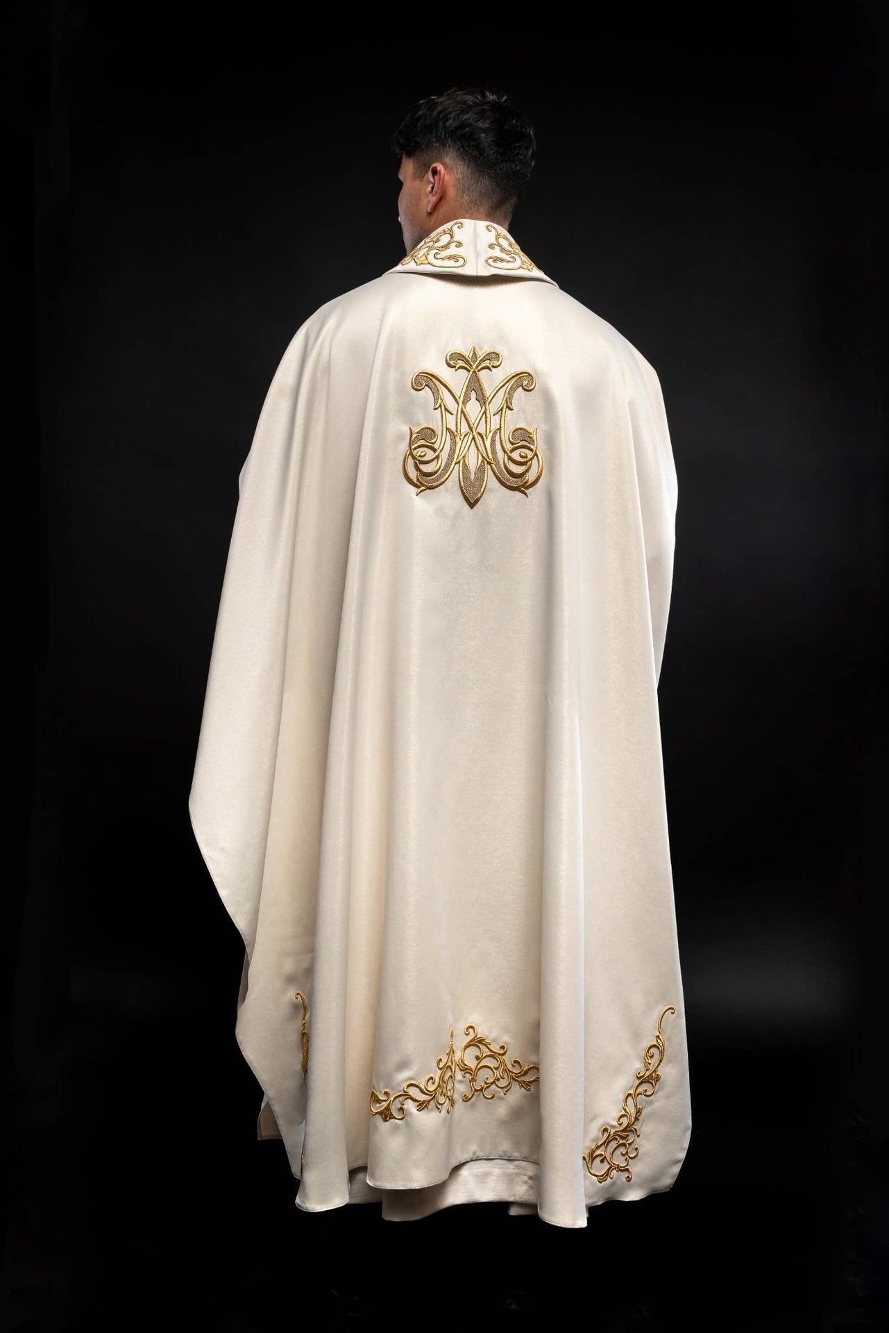 Casulla litúrgica con imagen de la Virgen María abrazando S-7055-05-54 - CASULLAS.ES
