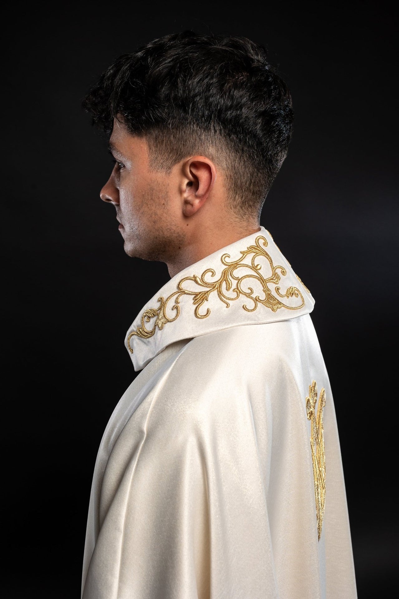 Casulla litúrgica con imagen de la Virgen María abrazando S-7055-05-54 - CASULLAS.ES