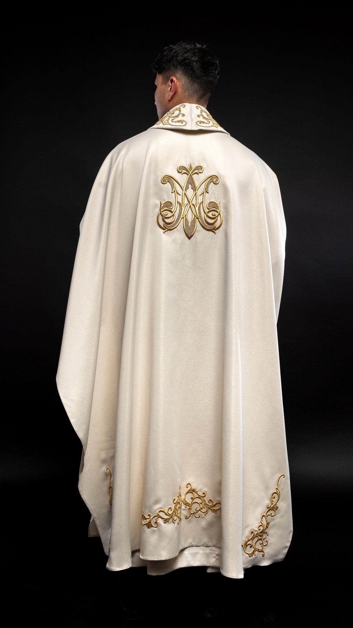 Casulla litúrgica con imagen de la Virgen María abrazando S - 7055 - 05 - 54 - CASULLAS.ES