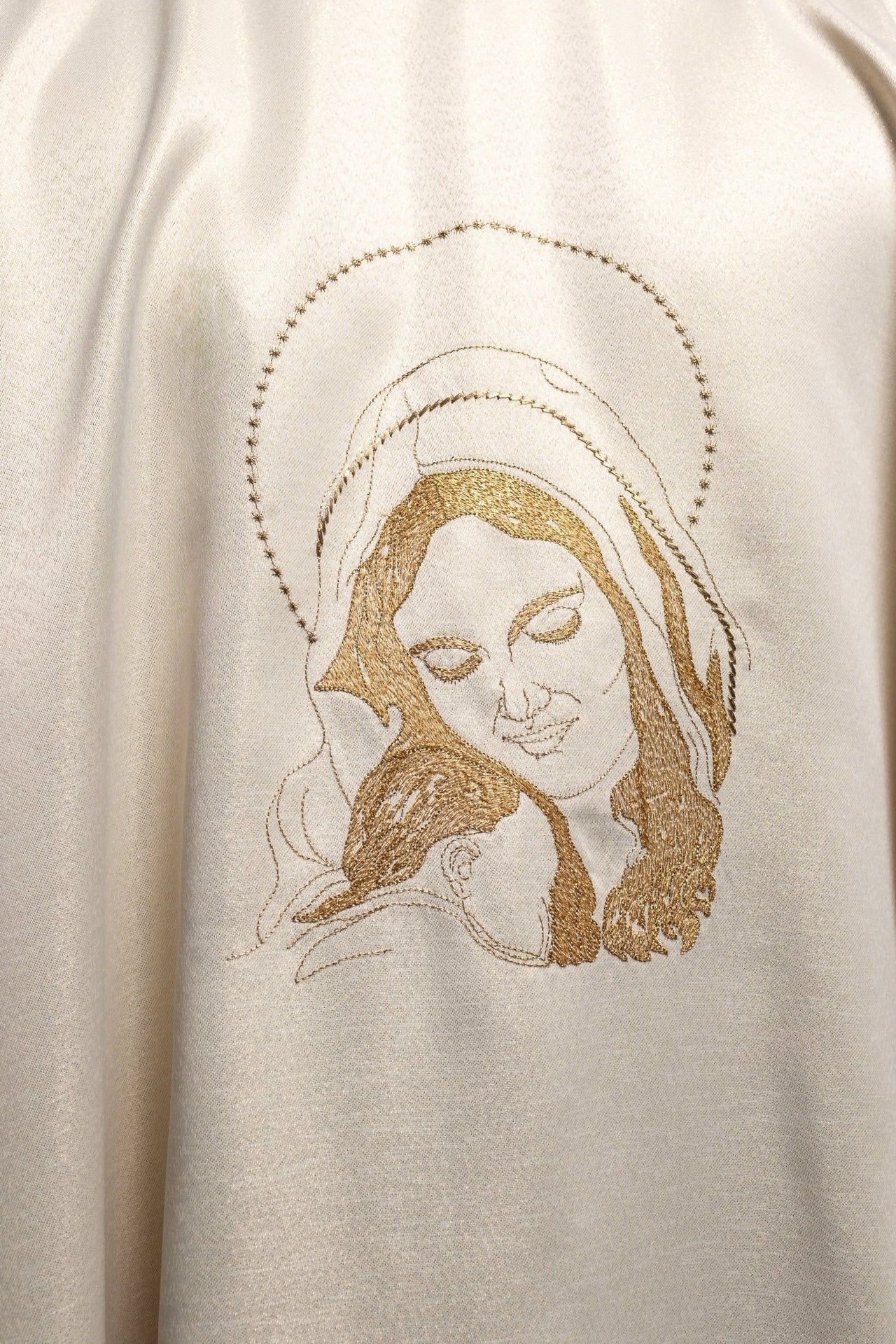 Casulla litúrgica con imagen de la Virgen María abrazando S-7055-05-54 - CASULLAS.ES