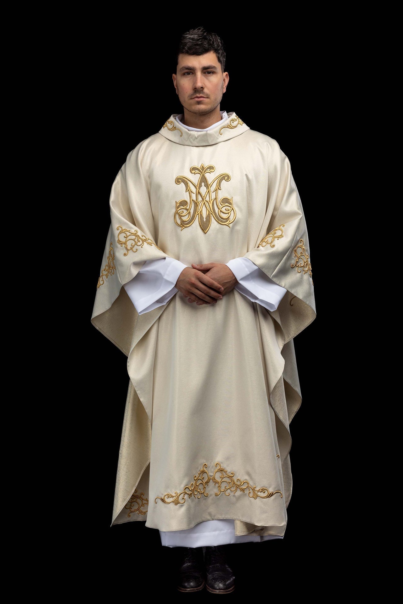 Casulla litúrgica con símbolo mariano bordado S-7555-05-54 - CASULLAS.ES