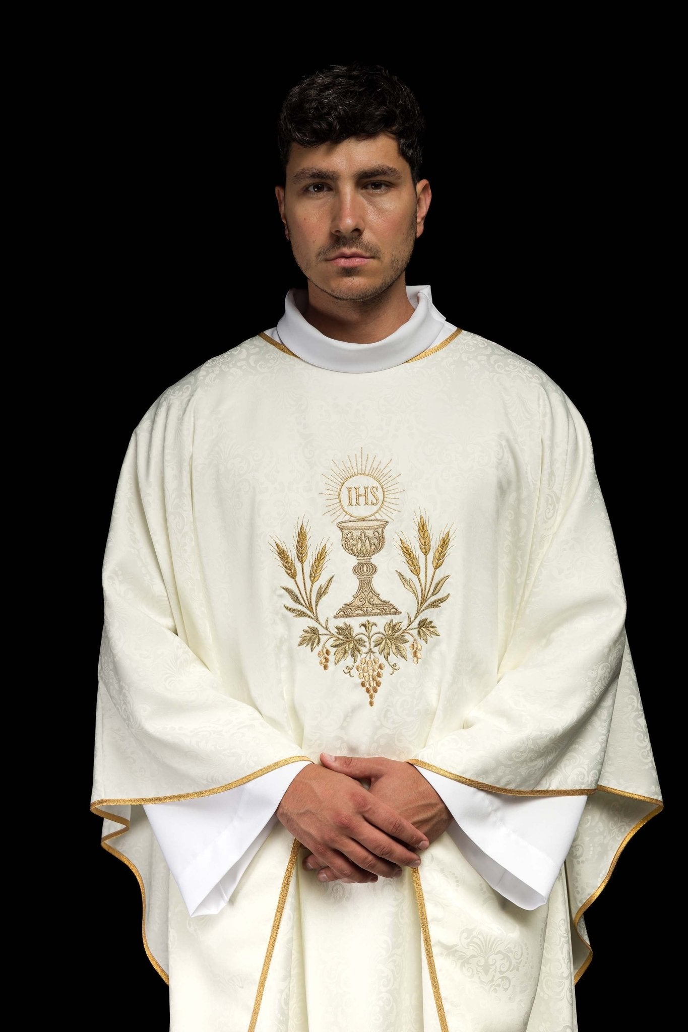 Casulla litúrgica écru con bordado de cáliz y hostia sobre tela jacquard KOA/002/05/98 - CASULLAS.ES
