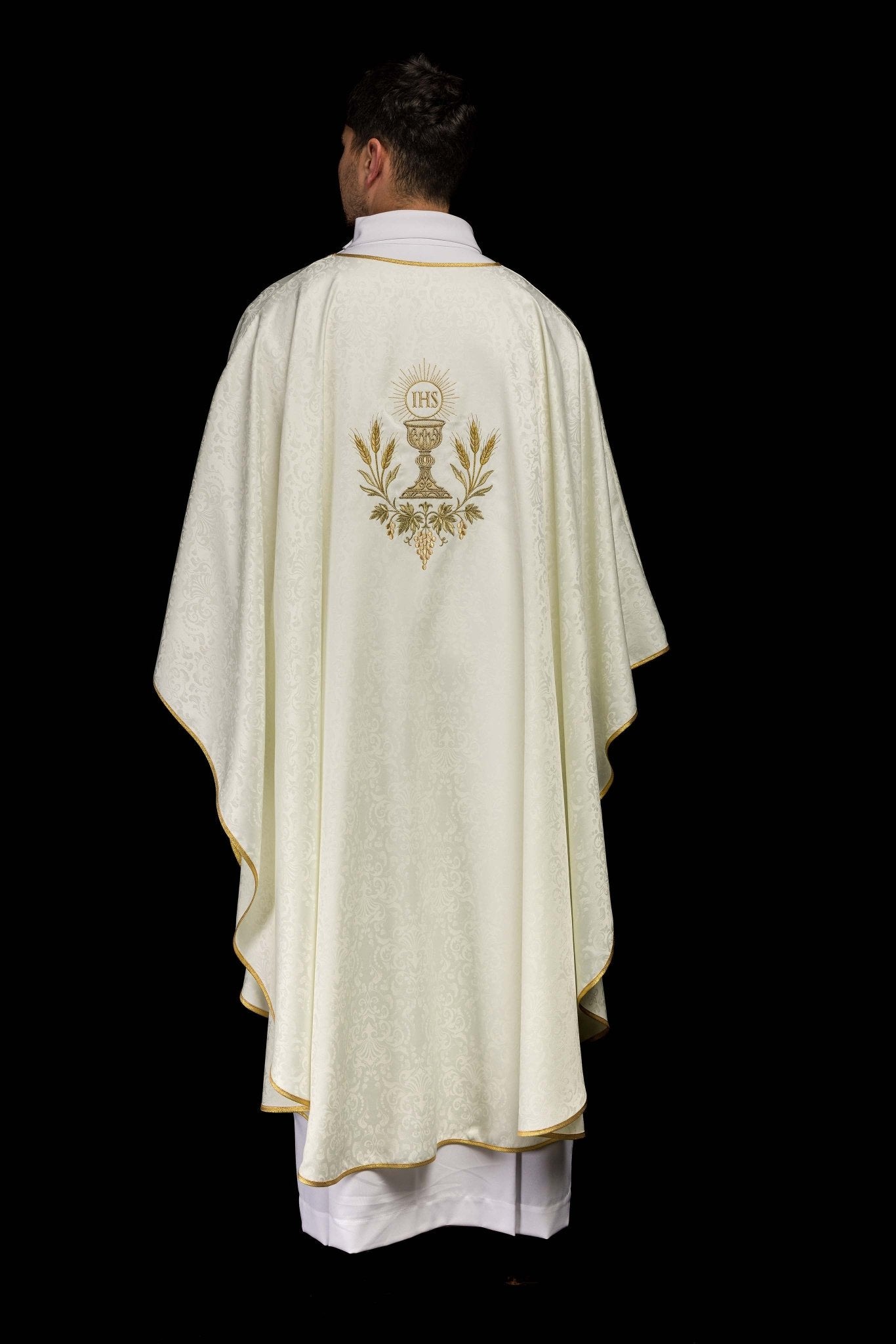 Casulla litúrgica écru con bordado de cáliz y hostia sobre tela jacquard KOA/002/05/98 - CASULLAS.ES