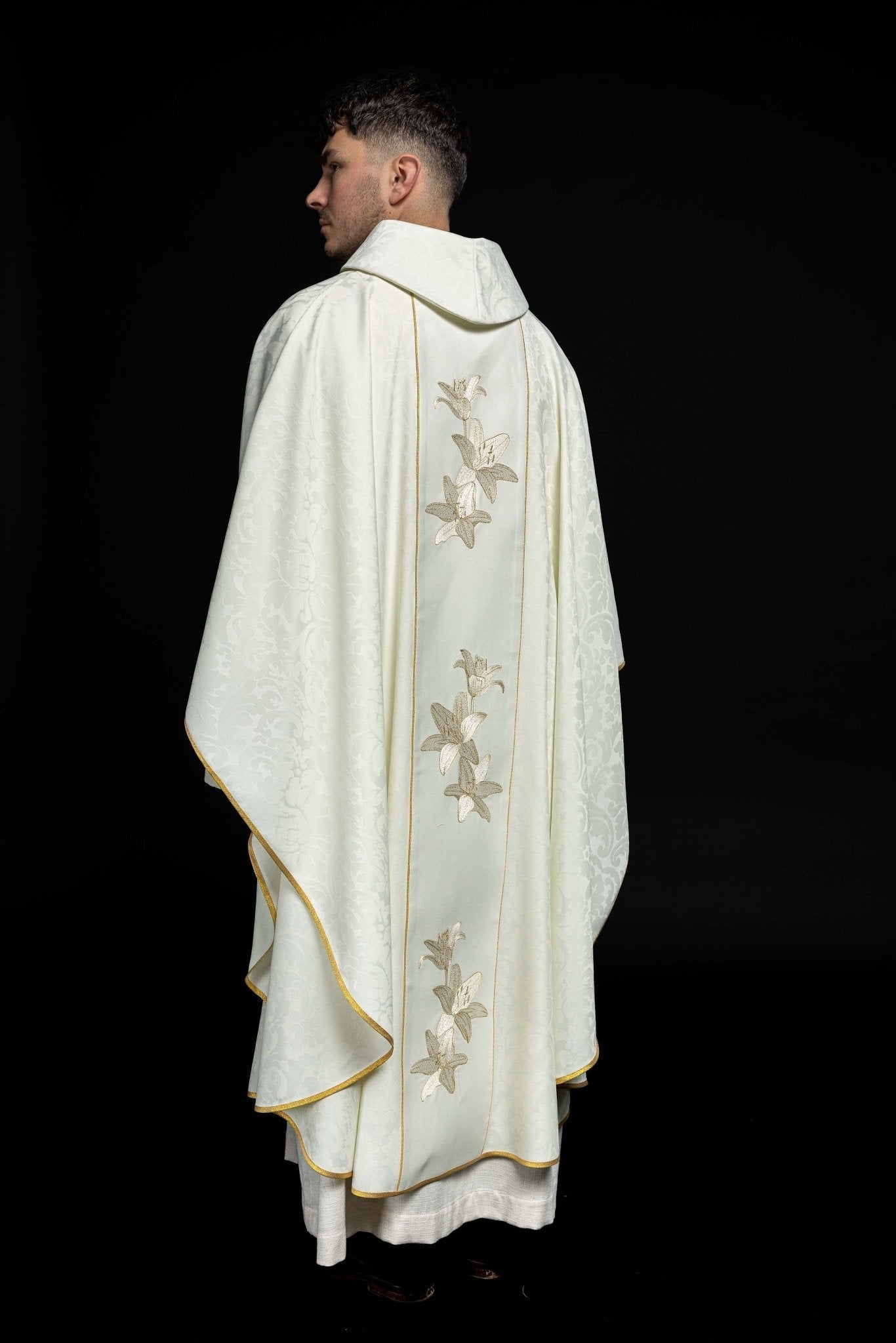 Casulla litúrgica mariana con lirios bordados S - 7058 - 05 - 81 - CASULLAS.ES
