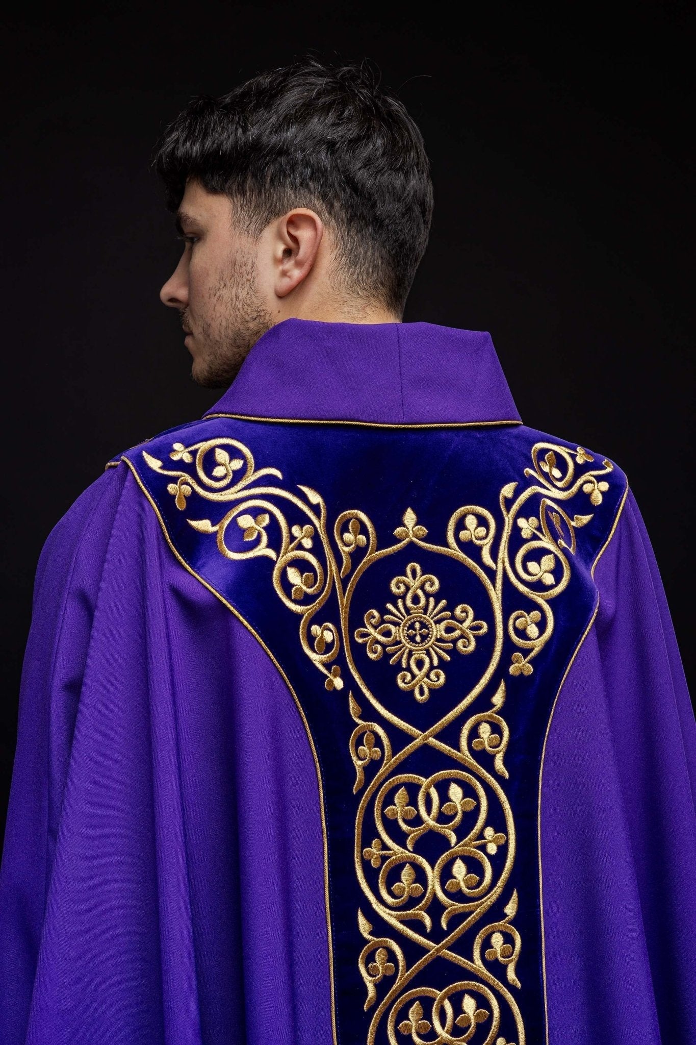Casulla litúrgica morada con bordado en terciopelo KOR/169/03 - CASULLAS.ES