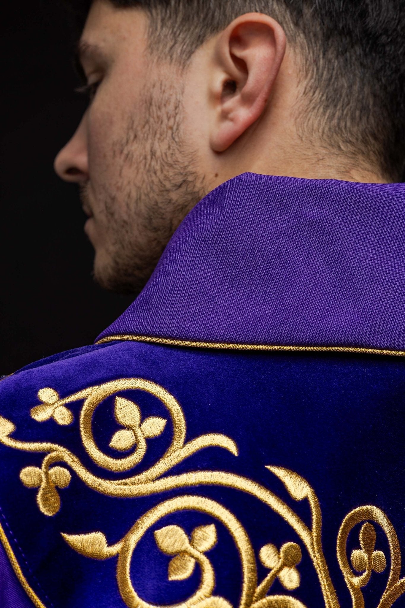 Casulla litúrgica morada con bordado en terciopelo KOR/169/03 - CASULLAS.ES