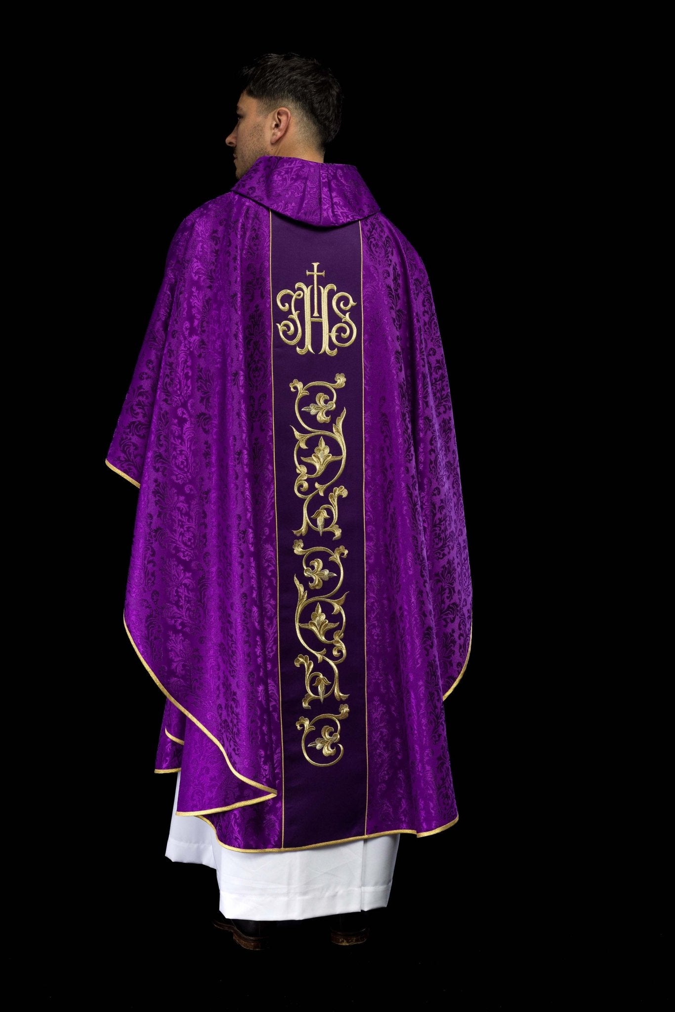 Casulla litúrgica morada con cinturón IHS ricamente decorado S-7059-03-67 - CASULLAS.ES