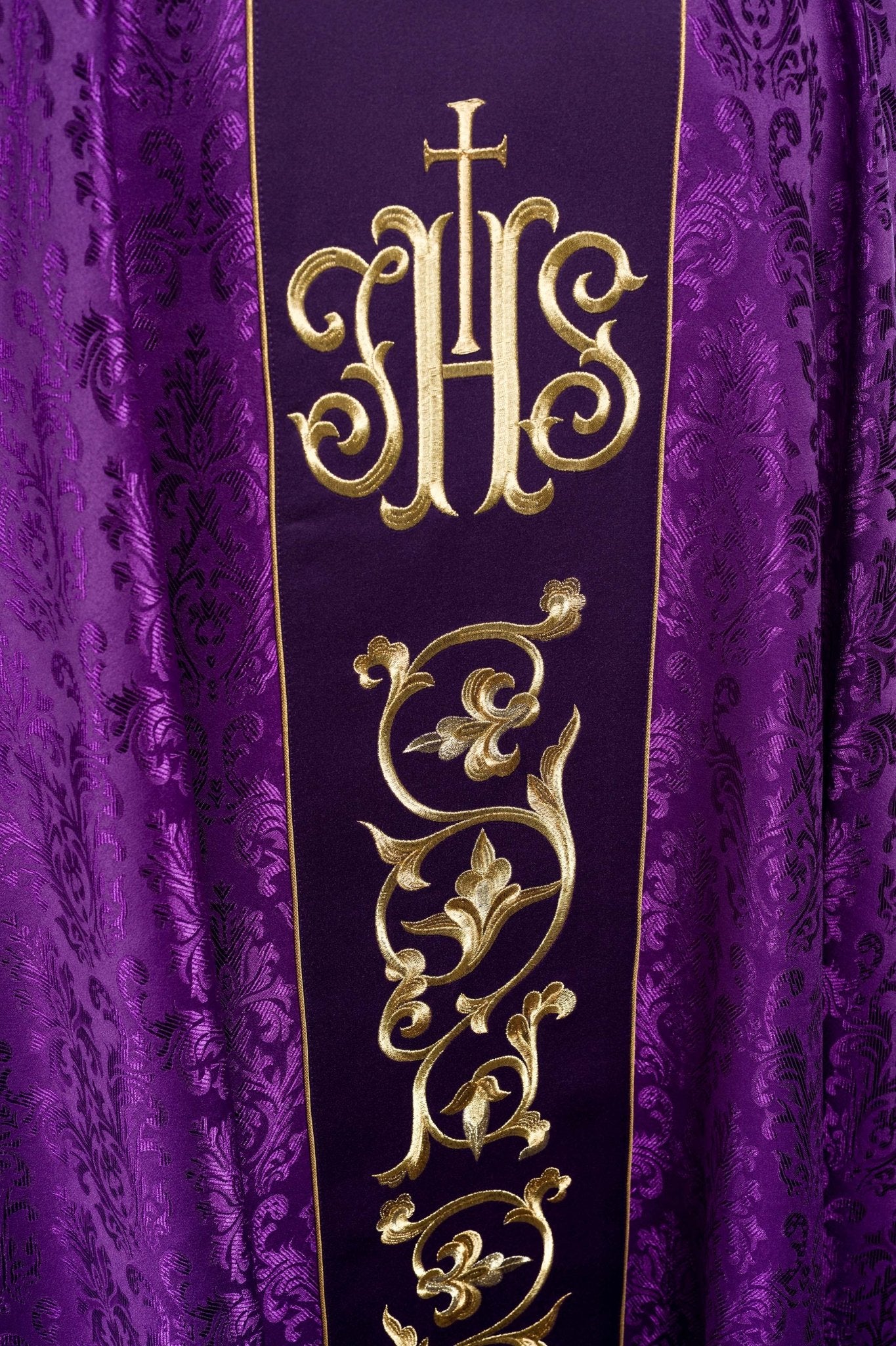 Casulla litúrgica morada con cinturón IHS ricamente decorado S-7059-03-67 - CASULLAS.ES