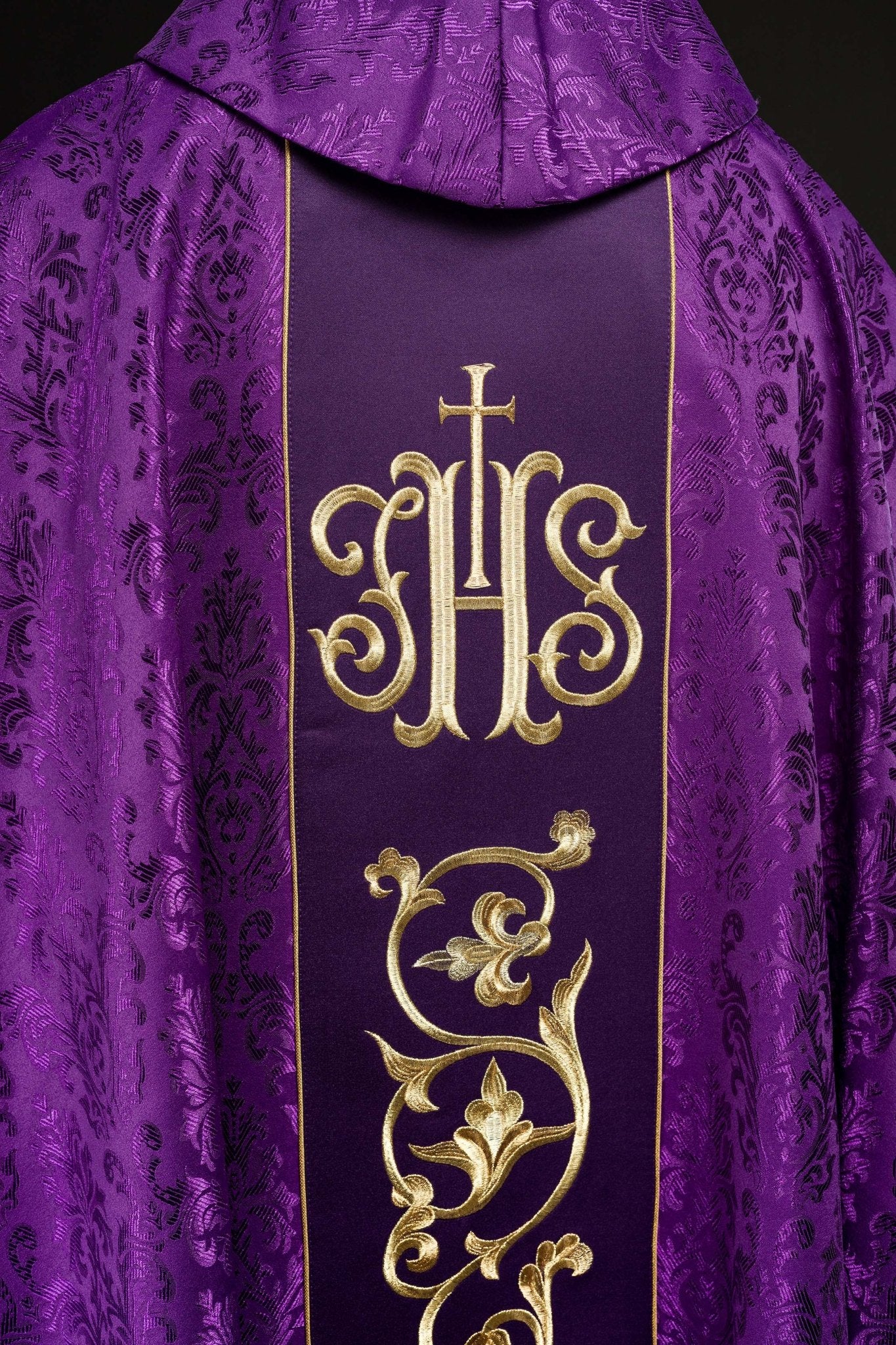 Casulla litúrgica morada con cinturón IHS ricamente decorado S-7059-03-67 - CASULLAS.ES