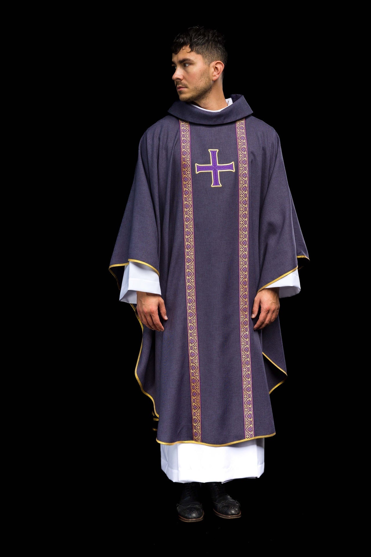 Casulla litúrgica morada con cruz bordada y bandas de jacquard KOR/975/03/70 - CASULLAS.ES