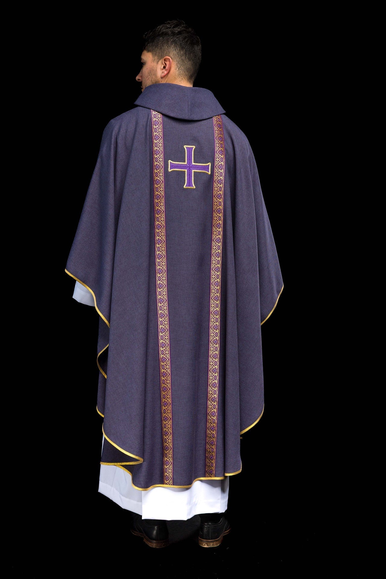 Casulla litúrgica morada con cruz bordada y bandas de jacquard KOR/975/03/70 - CASULLAS.ES